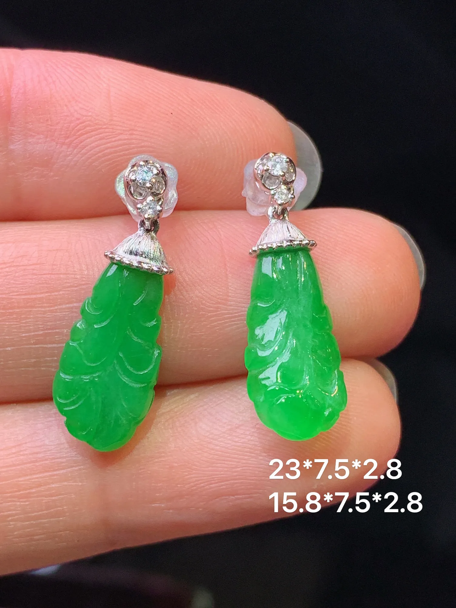 18k金钻镶嵌翠绿白菜耳钉 玉质细腻 色泽艳丽清新 整体尺寸23*7.5*2.8