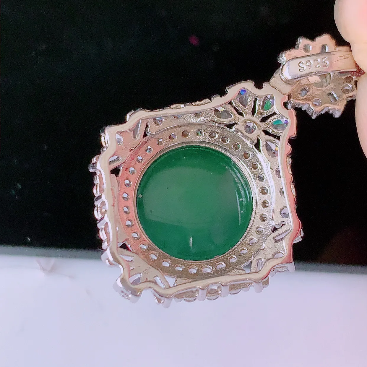 冰透满绿翡翠925银镶嵌吊坠，自然光实拍，翠色灵动，颜色漂亮，种老水足，品相佳，佩戴佳品！#97.13整体31*21*9.2裸石12-12