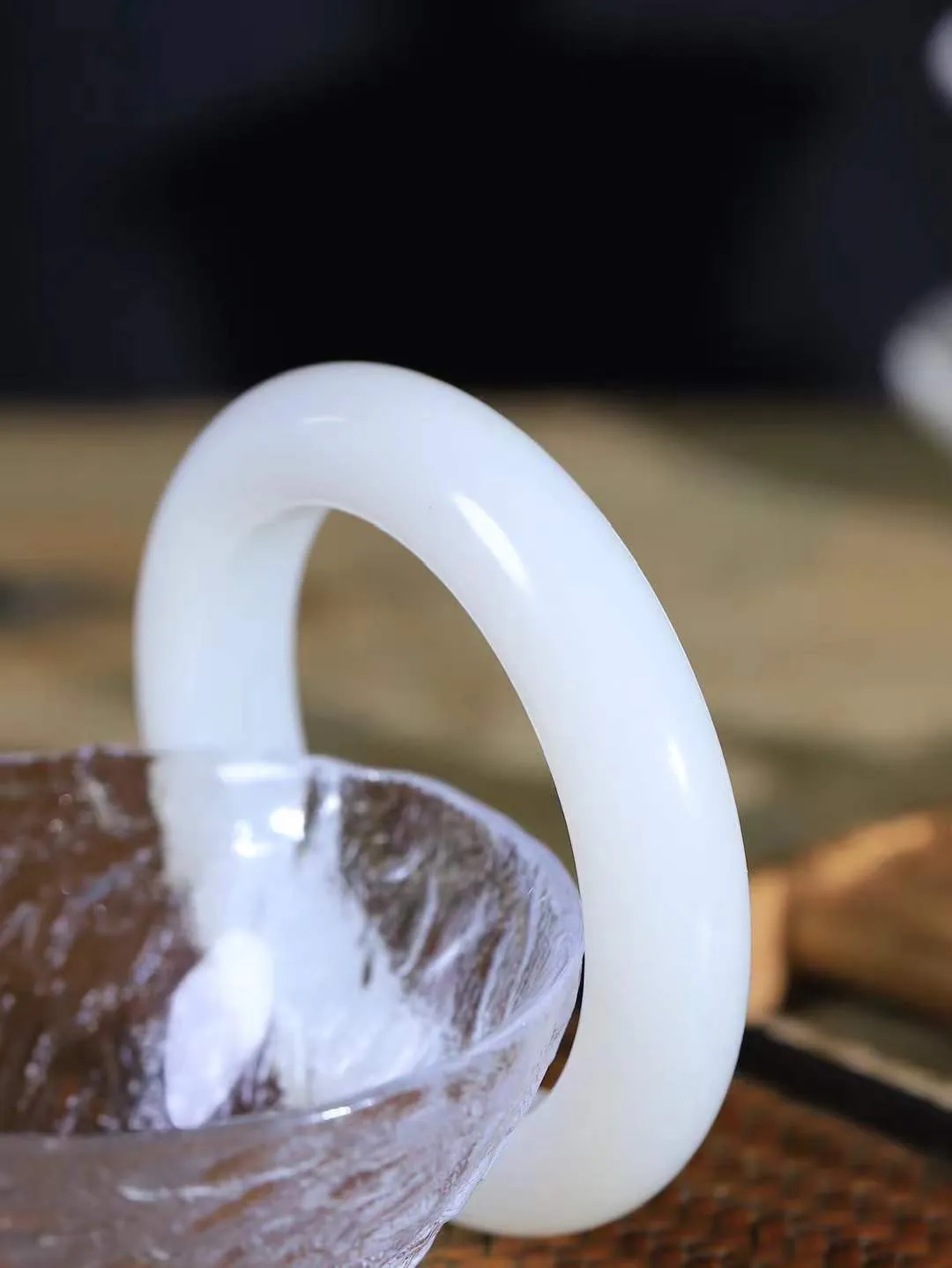 【腕间柔情.手镯】   

精品️和田玉白玉手镯 玉质温润细腻 油性十足 古朴秀雅 轻抚岁月的栏杆软香温玉，腕间玉镯轻轻晃动，令人情动心间，撷一缕月末的芬芳，把心思铺陈，时光静美，惟有你最温柔。重82.5克   尺寸56.5-13.9-11.2mm  461203055A