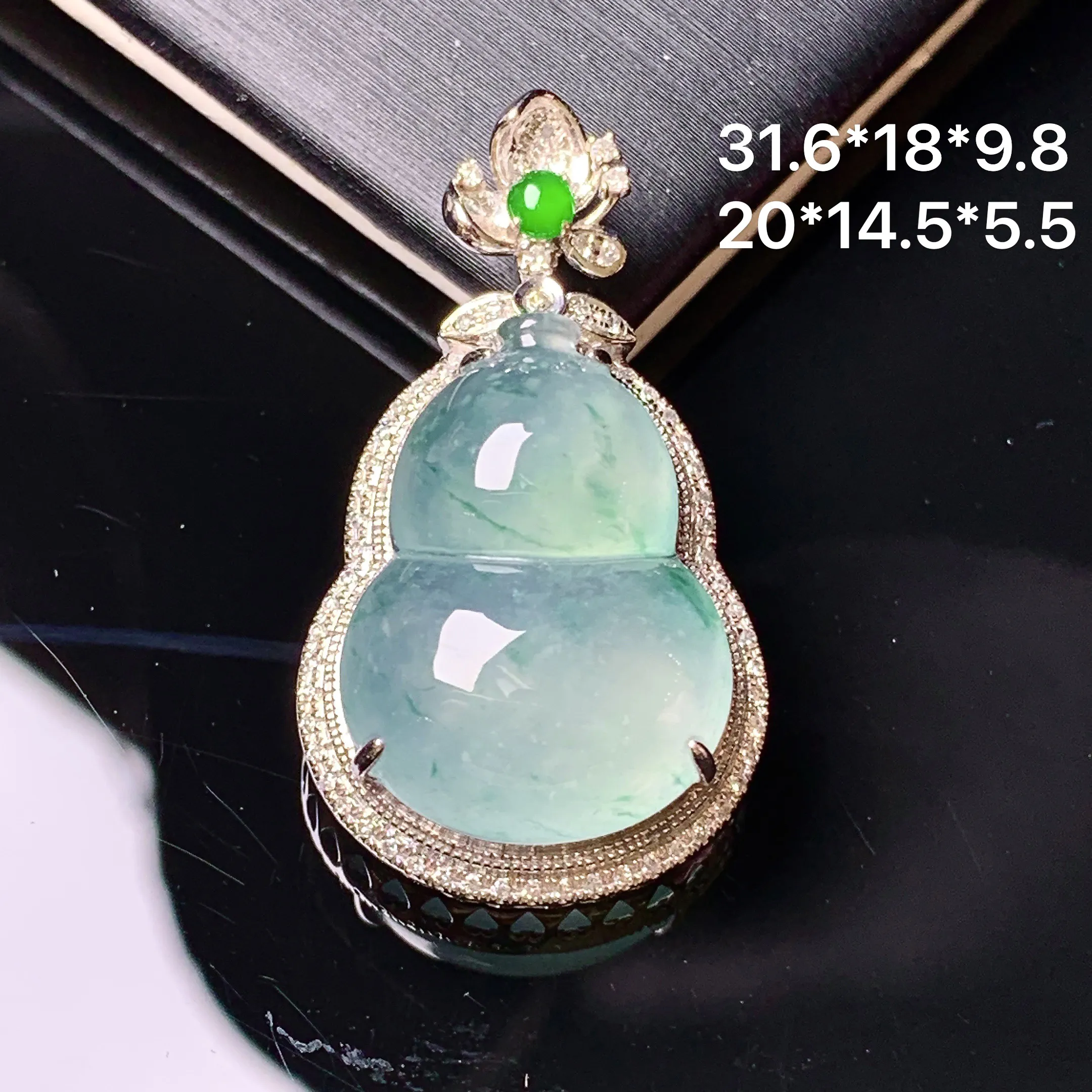 18k金钻镶嵌冰种飘花葫芦吊坠 玉质细腻 色泽艳丽清新 整体尺寸31.6*18*9.8