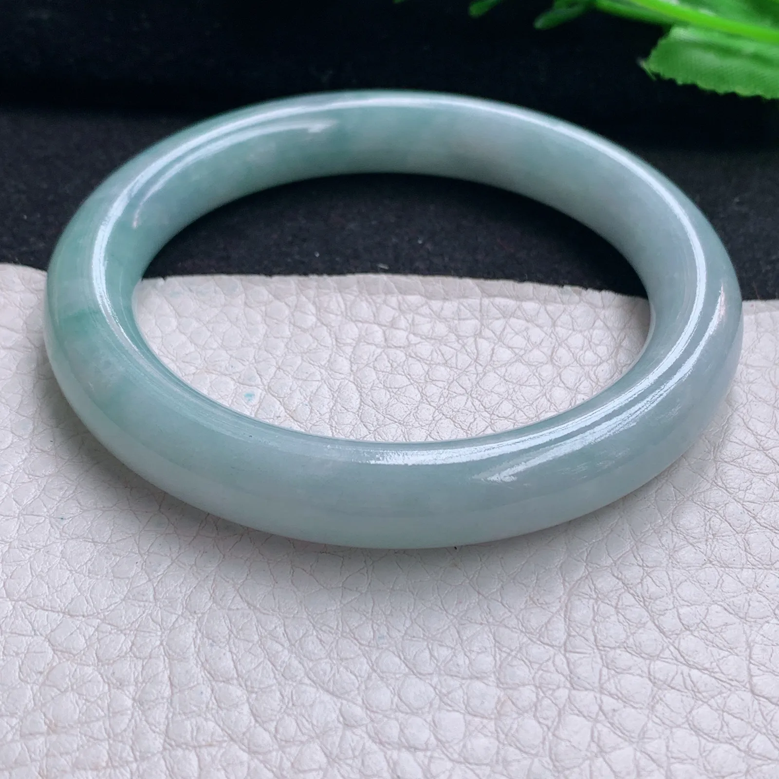 js实拍56*10.2美人镯 天然缅甸翡翠浅绿水润玉手镯圆条叮当镯