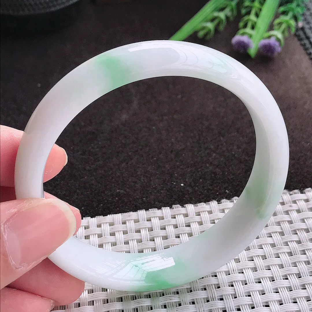 实拍A货翡翠60/14.3/7.3老坑秀气温润飘绿手镯宽边翡翠玉镯女款