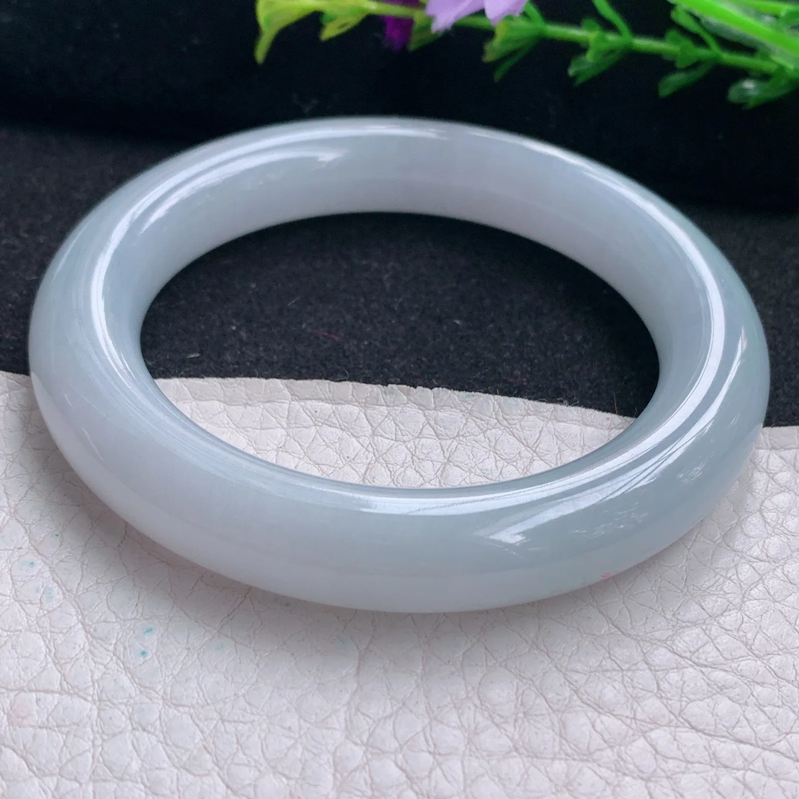 z实拍53*10.8*10.6美人镯 天然缅甸翡翠白月光水润玉手镯纯美圆条叮当镯