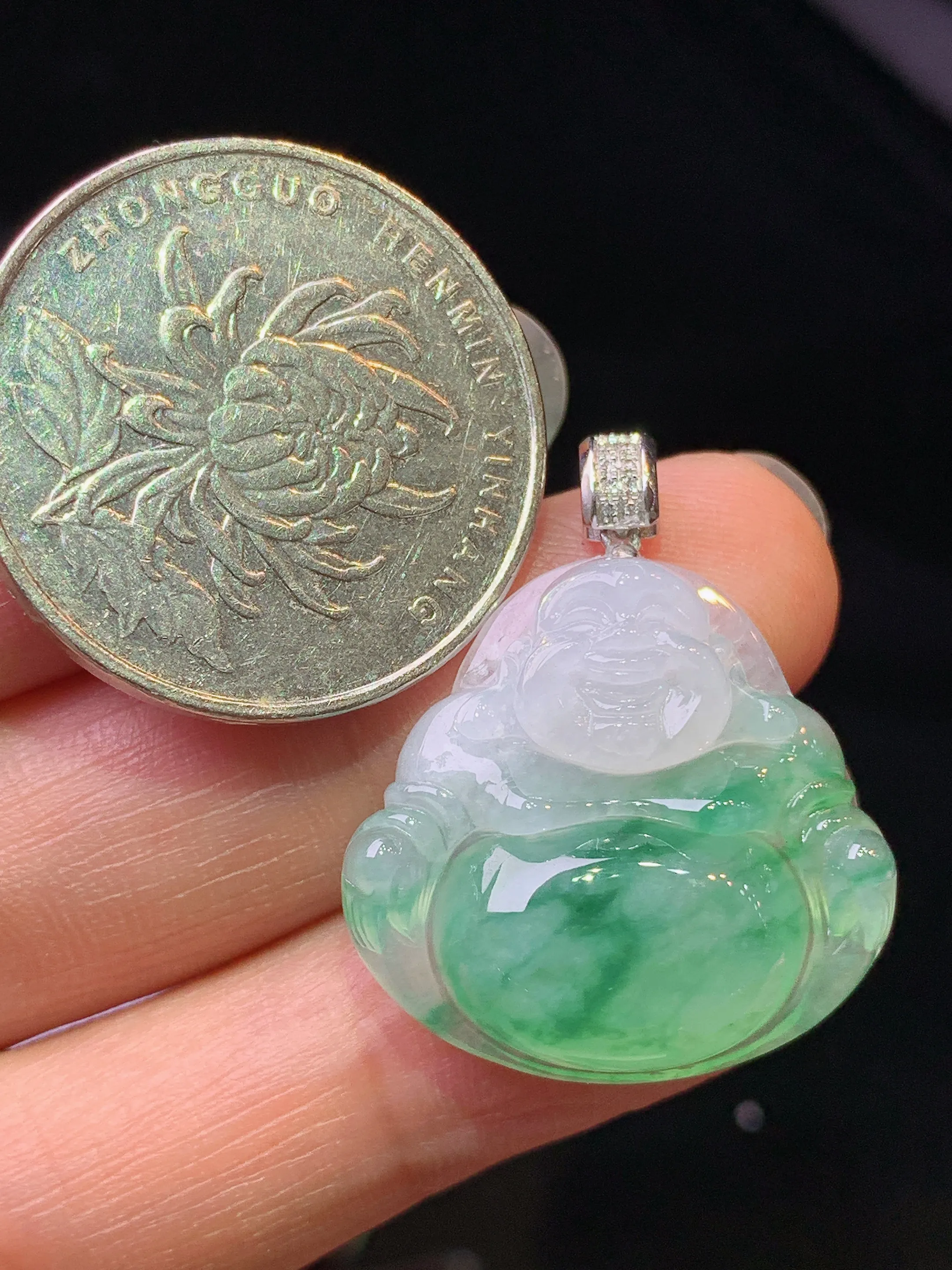 18k金钻镶嵌飘花佛公吊坠 玉质细腻 色泽艳丽清新 整体尺寸28*23.2*6.3