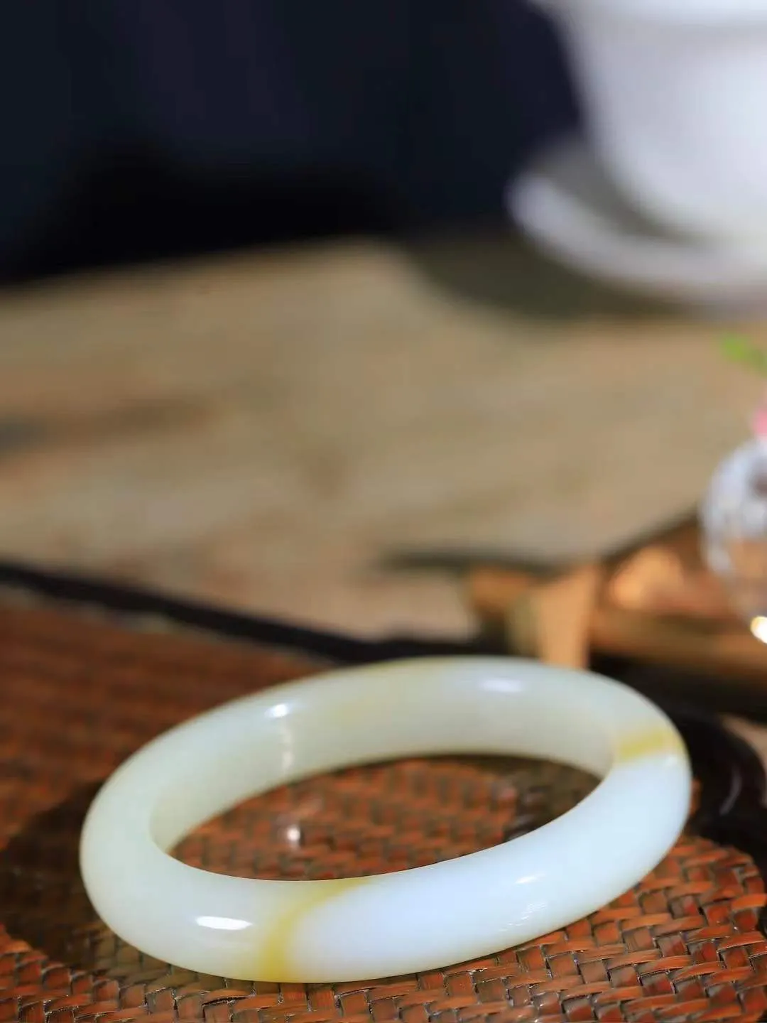 【贵妃镯.玉腕清响】    

精品和田玉糖白玉贵妃镯，玉质温润细腻 油性十足 相传杨贵妃十分喜爱椭圆形态手镯，后人称其为贵妃镯。因其形与人手腕形相吻合，佩戴更服帖，别具妩媚风格。
重48克   正圈内径53.8-50.8mm尺寸11-8.7mm   fDL-10181416