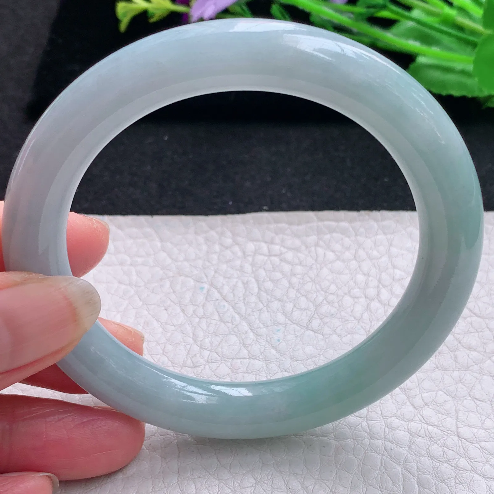 js实拍56*10.2美人镯 天然缅甸翡翠浅绿水润玉手镯圆条叮当镯