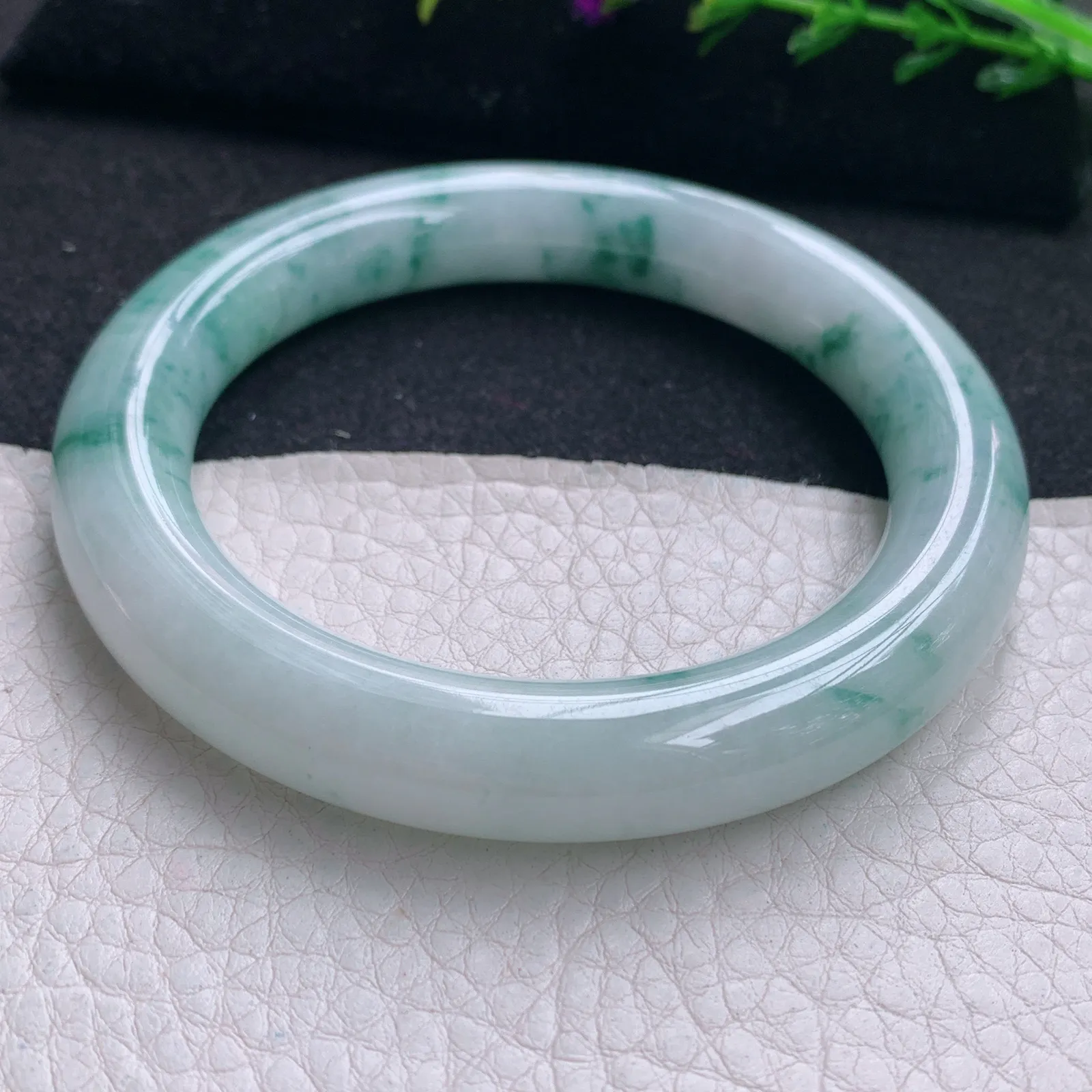 js实拍57*10.8美人镯 天然缅甸翡翠飘花水润玉手镯蓝韵圆条玉手环