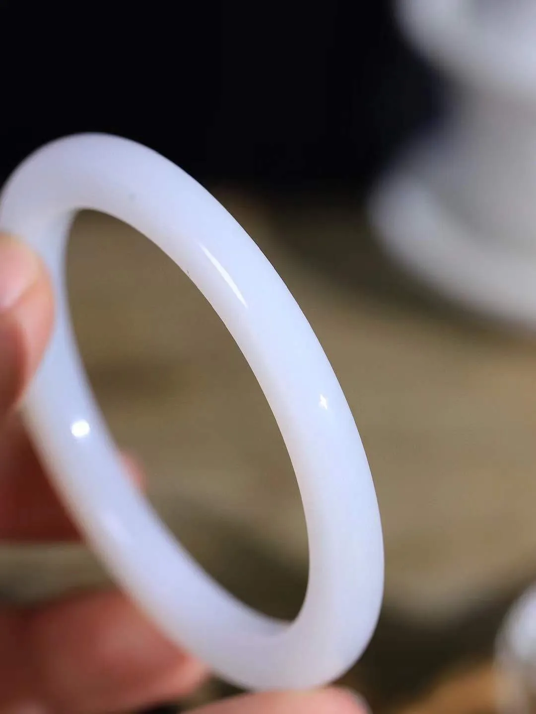 【婉约佳人.手镯】

精品和田玉白玉手镯 玉质温润细腻 油性十足 手感舒适，高华雅逸，线条流畅，简约大气，美自天成，素雅高贵。佩戴于腕间，婉约之美，举手投足间透出那份低调奢华。重26.5克 内径54mm  尺寸6.3-8mm   FDA-66151433