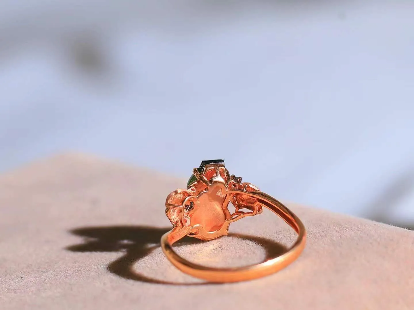 【金镶玉.福禄.戒指】

精品和田玉碧玉猫眼18k金镶嵌葫芦戒指，玉质细腻油润，造型饱满圆润，手感上佳。精工雕刻，葫芦取其谐音福禄，寓意子孙万代，葫芦通“福禄”，祈福平安，福禄齐康，静心洗凡尘。尺寸17.2-11.7-6.8mm 重2.4克 23151464A