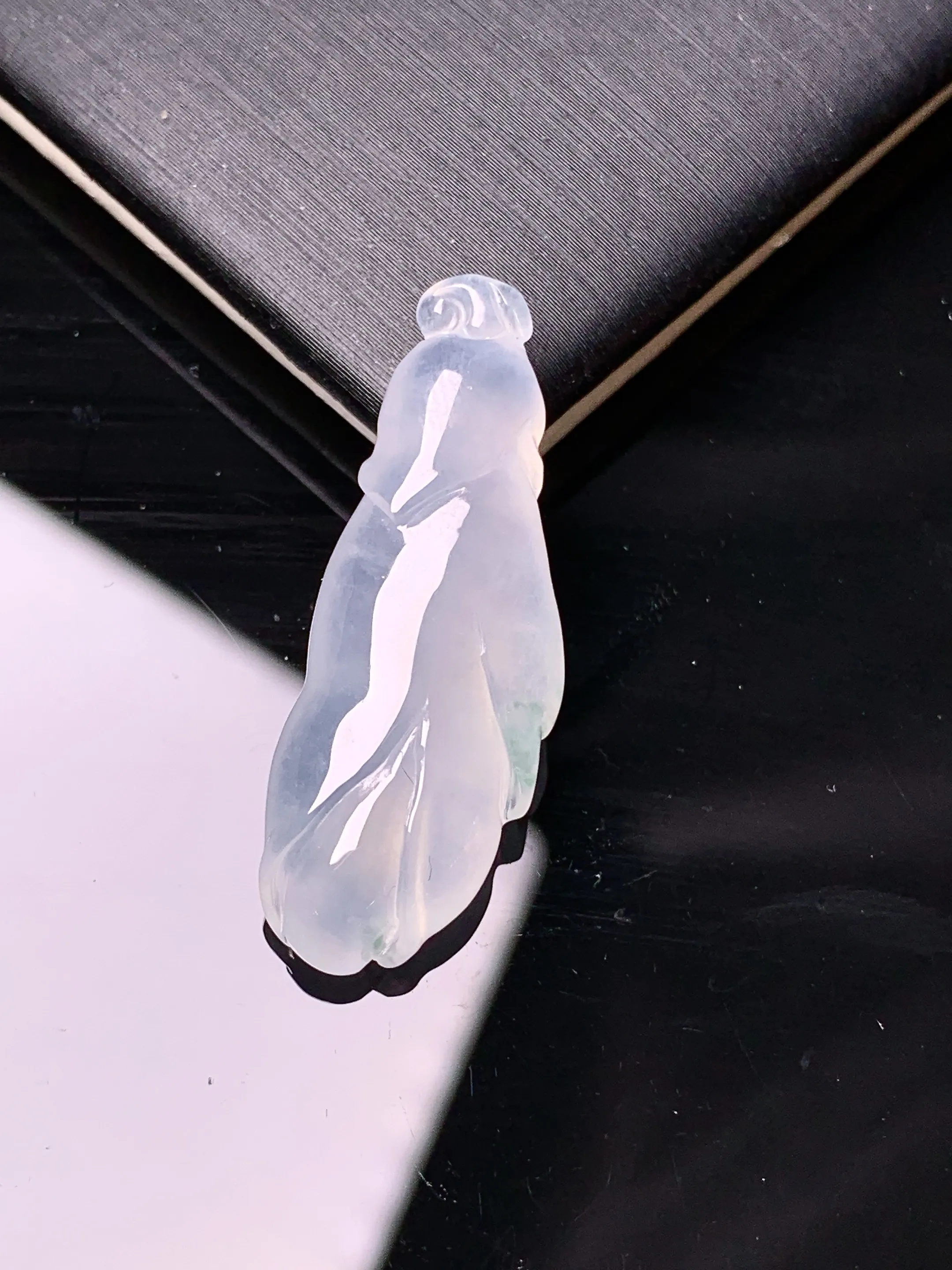 冰种花蕾吊坠 玉质细腻 色泽艳丽清新 整体尺寸31.5*11.6*6.5