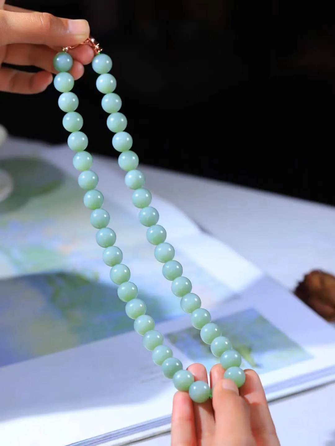 【珠圆玉润.项链】

收藏级臻品️和田玉碧玉猫眼珠圆玉润项链 玉质温润细腻  整串打磨圆润，佩戴舒