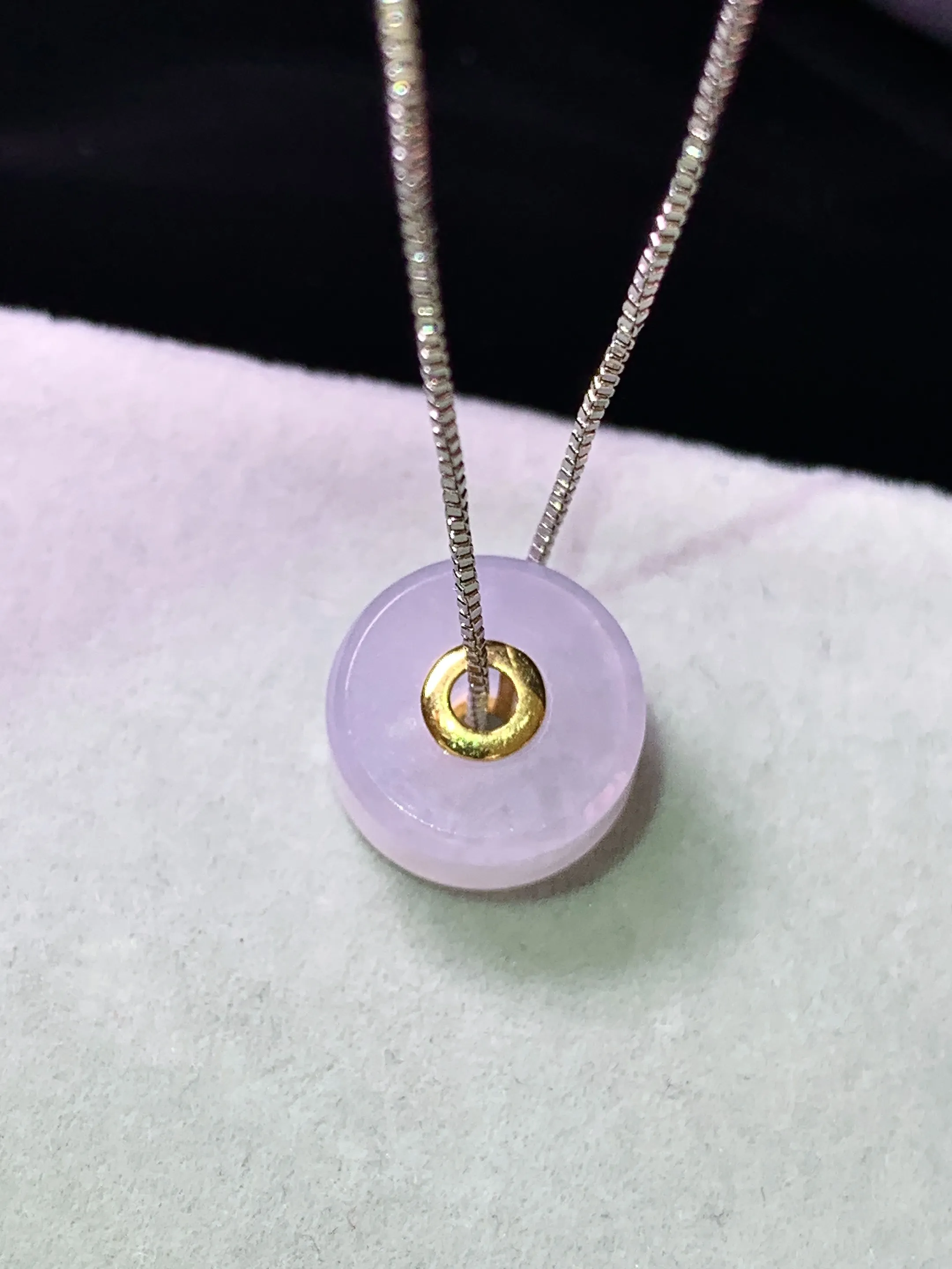 18k金镶嵌淡紫罗兰路路通吊坠 玉质细腻 色泽艳丽清新 整体尺寸13.8*6.5