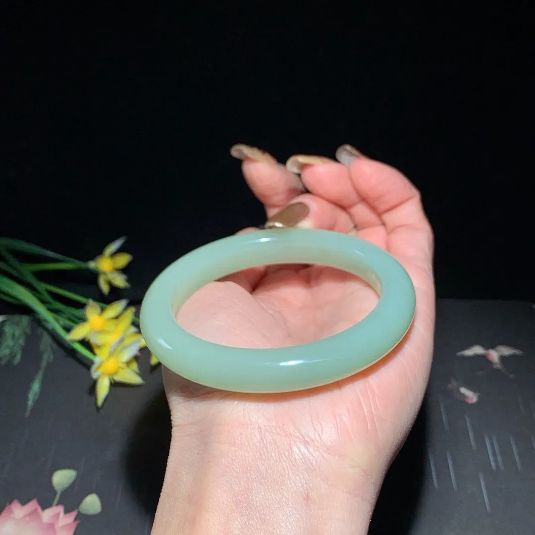 和田玉56圈口且末蓝手镯！玉质细腻油润 底色纯净 无裂无杂 脂粉好，品质高。