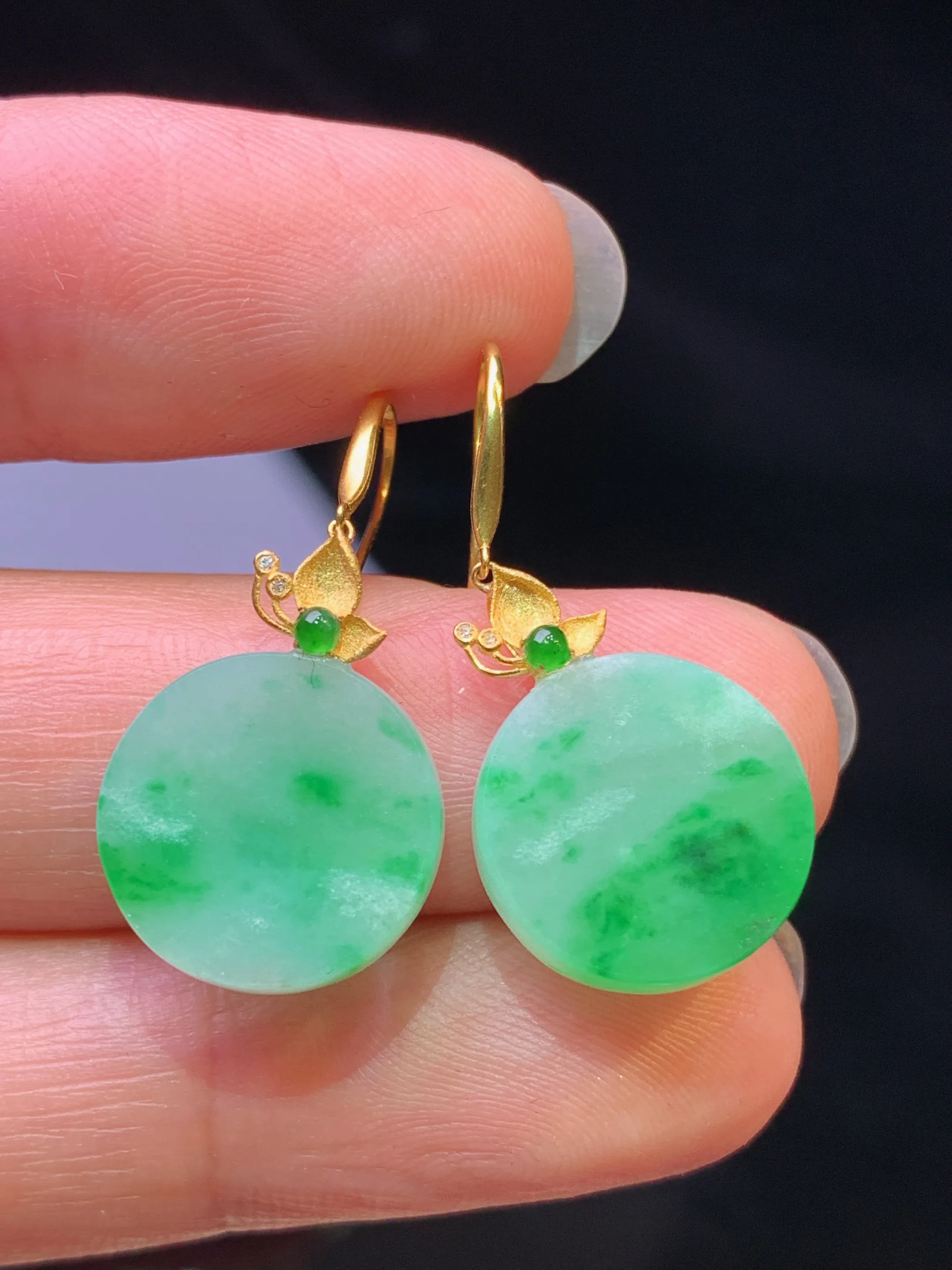 18k金镶嵌飘绿圆牌耳坠 玉质细腻 色泽艳丽清新 整体尺寸27*13.2*3.2