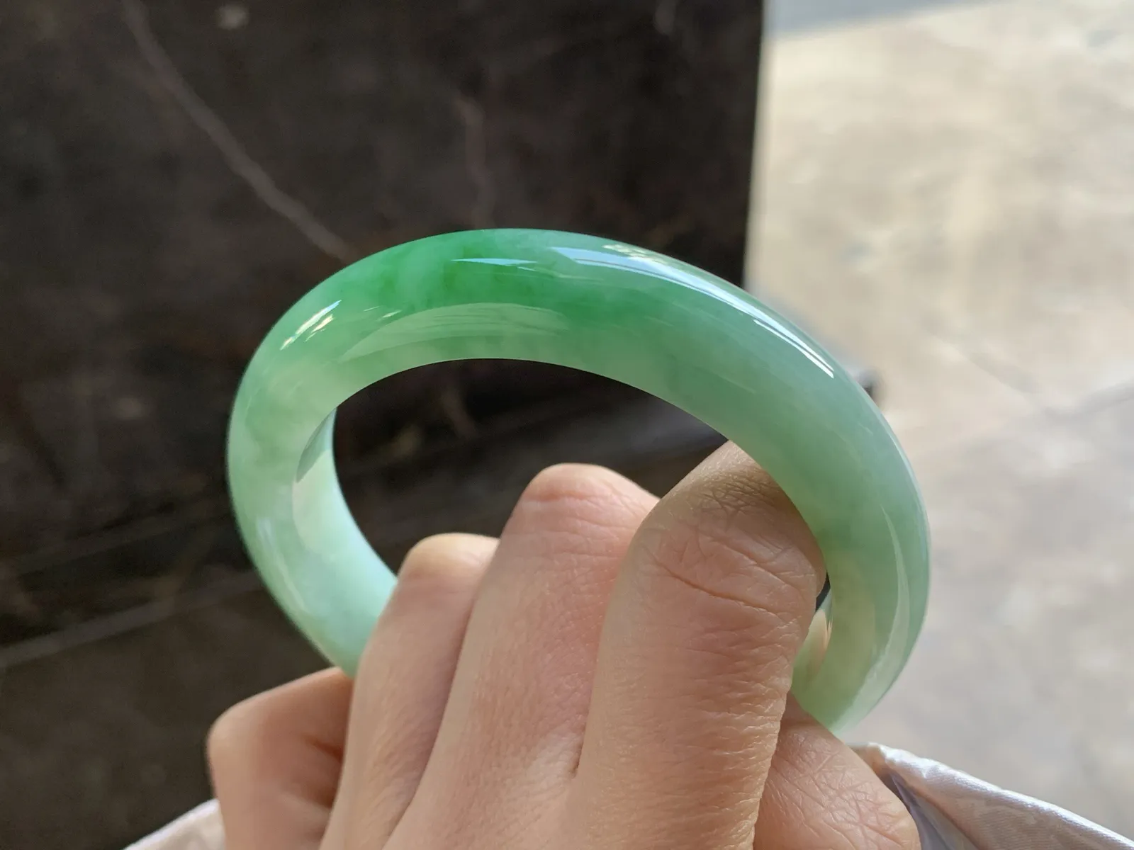 58-12.4-9.3

绿色手镯^_^鲜艳 玉质温润 底妆细腻