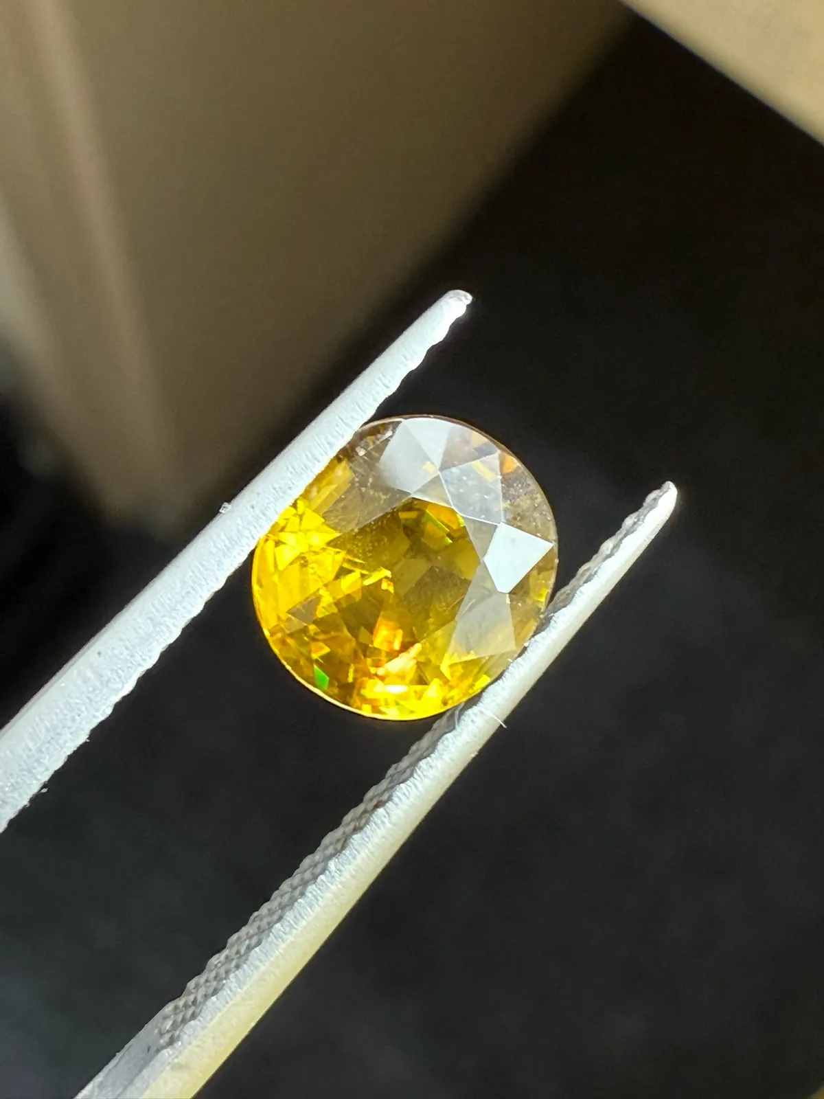 1.98克拉天然榍石戒面裸石，颜色超美，火彩超好，尺寸：7.8*7*5mm