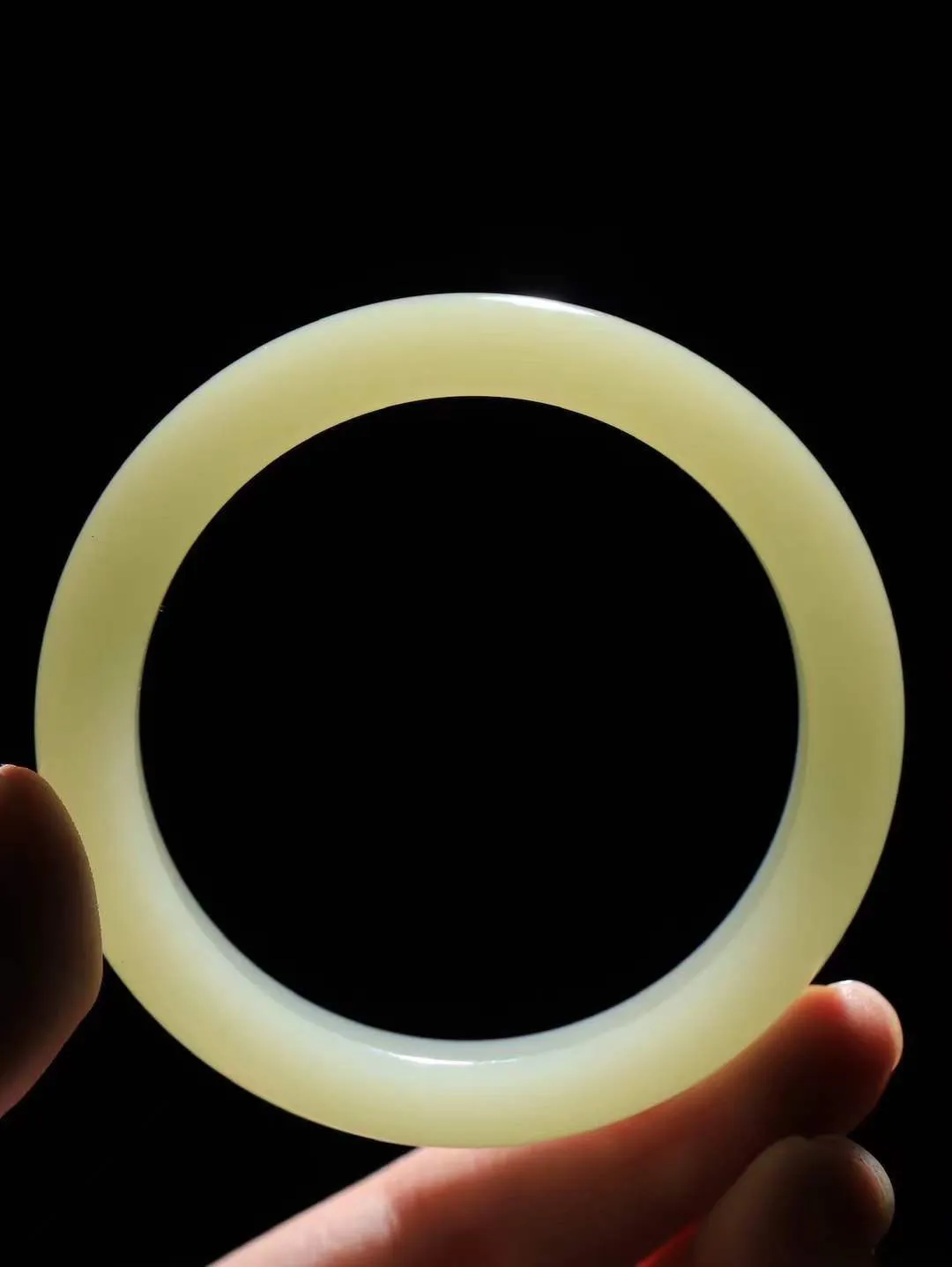 【情有独钟.手镯】

精品和田玉晴水手镯 玉质温润细腻 油性十足 手感舒适，高华雅逸，线条流畅，简约大气，美自天成，素雅高贵。佩戴于腕间，婉约之美，举手投足间透出那低调奢华。重58.8克 内径58.5mm 尺寸12.6-9.1mm   FDA-79191451