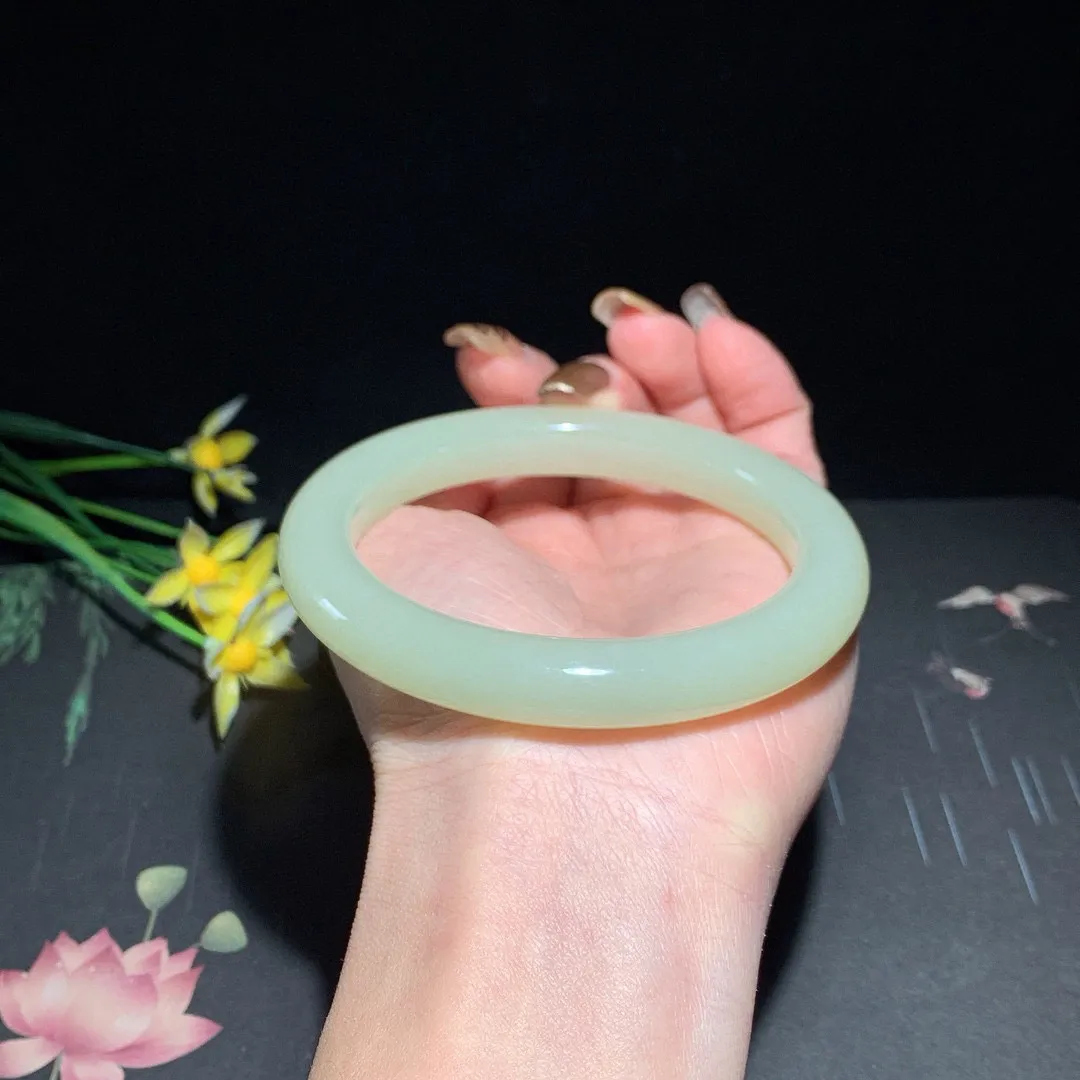 和田玉63圈口黄口料手镯！玉质细腻油润 底色纯净 无裂无杂 脂粉好，品质高。