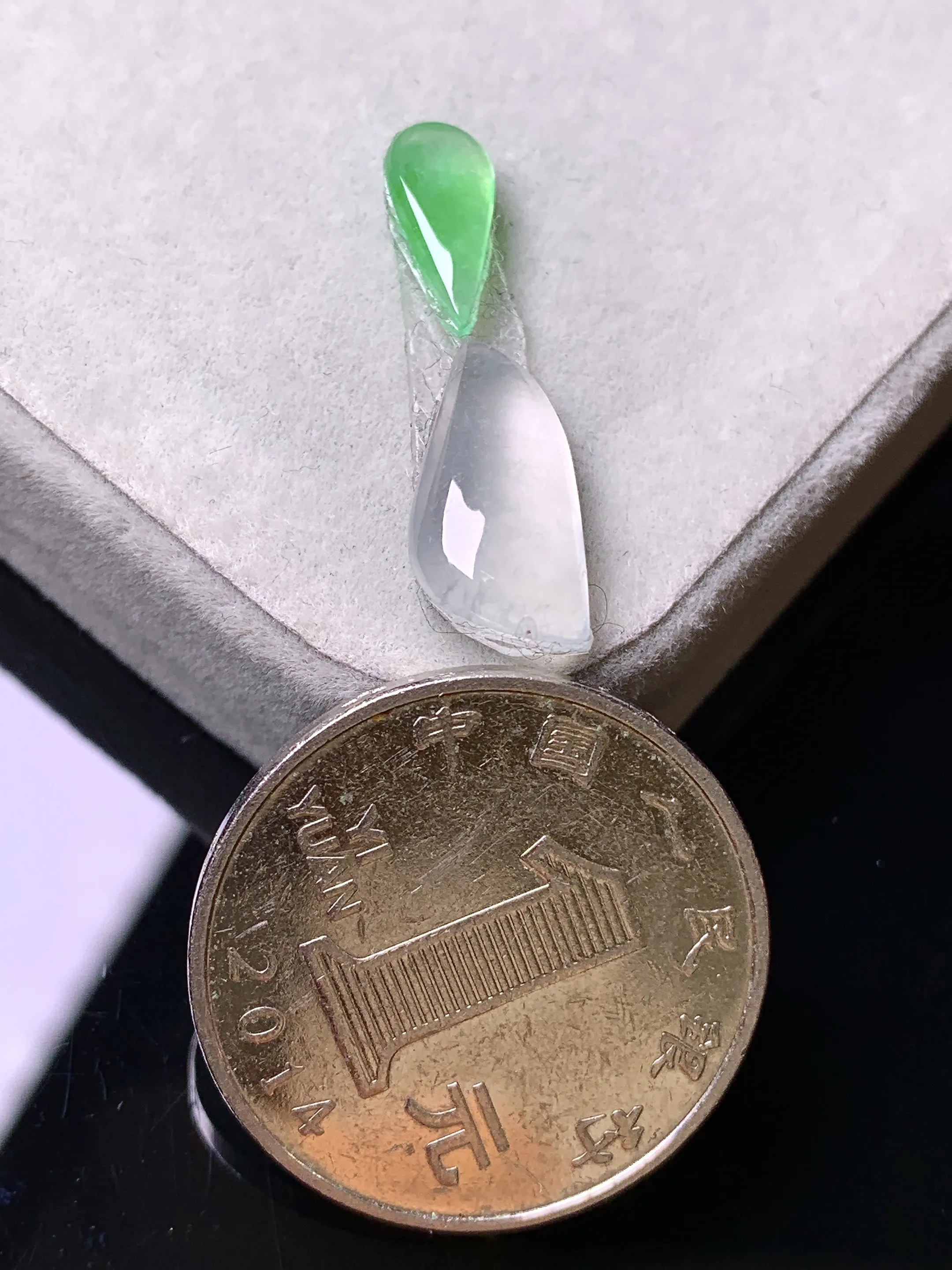 镶嵌蜜蜡 冰种随形吊坠 玉质细腻 色泽艳丽清新 整体尺寸15.8*7.5*3.2