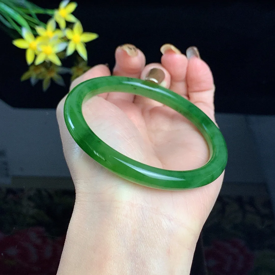 和田玉60.5圈口阳绿色碧玉手镯！玉质细腻油润 底色纯净 无裂无棉 脂粉好，品质高