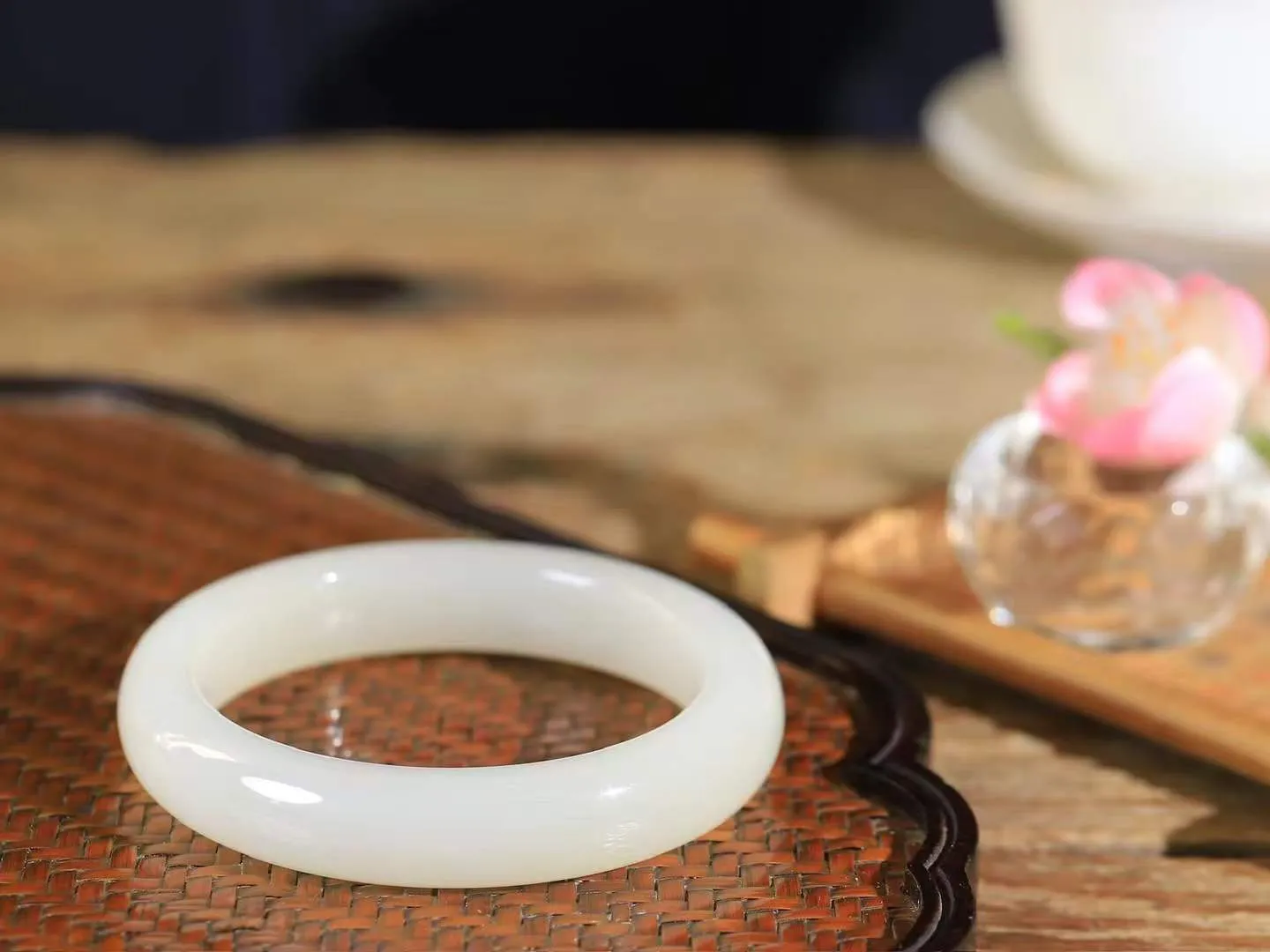 【花样年华·手镯】

精品和田玉白玉手镯，质地油润细腻，色泽高贵典雅，镯型古朴典雅。在诗情画意的雨巷相遇，你是我腕间的一抹风情，有你眸有深情，清风荡漾湖间静水，我愿俯身低眉，在烟波涟漪处，寻你深情倩影。内径57mm尺寸13-9.5mm 重63.5克fDA-78121500