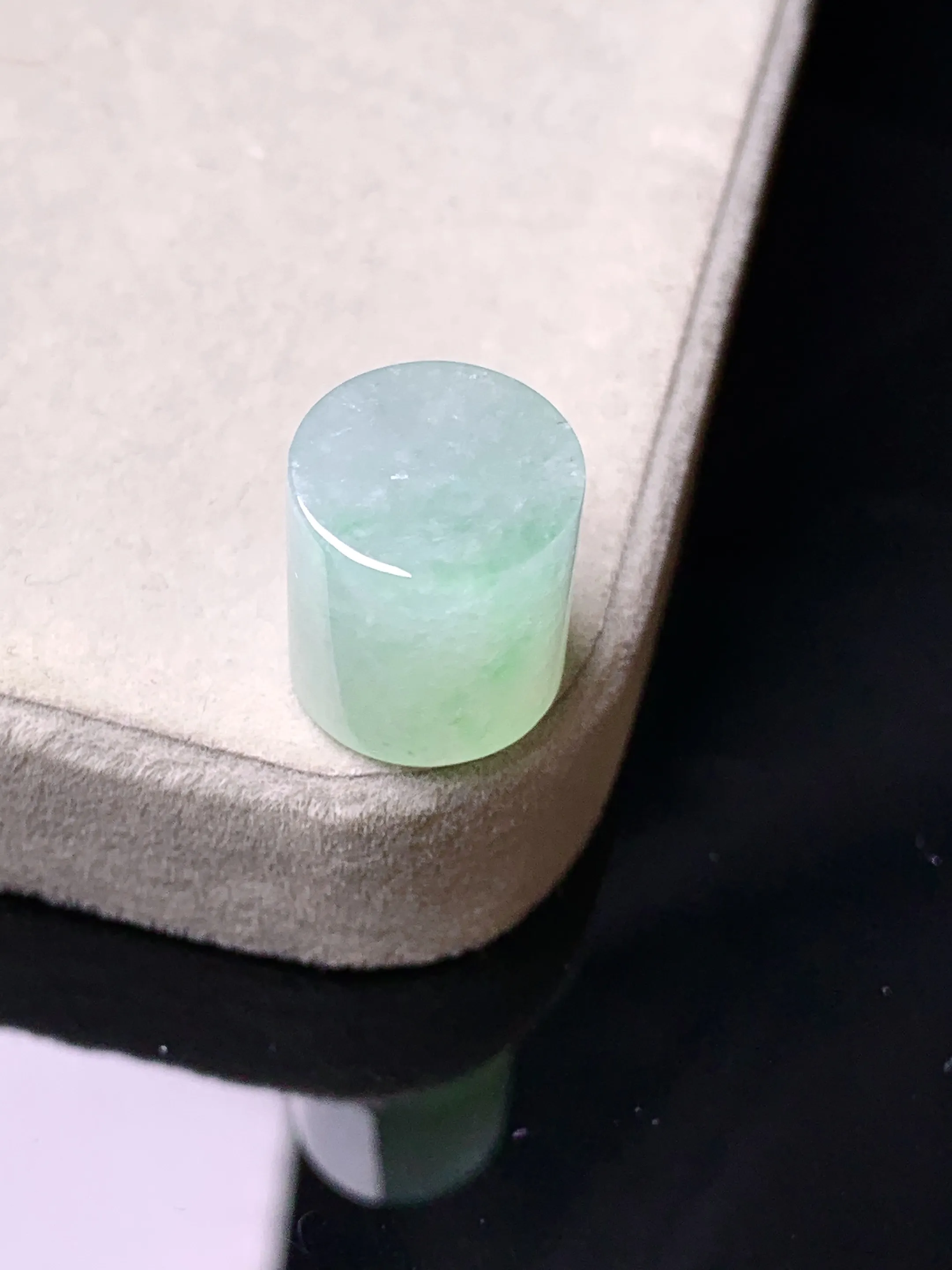 飘绿玉柱吊坠 玉质细腻 色泽艳丽清新 整体尺寸12.2*13