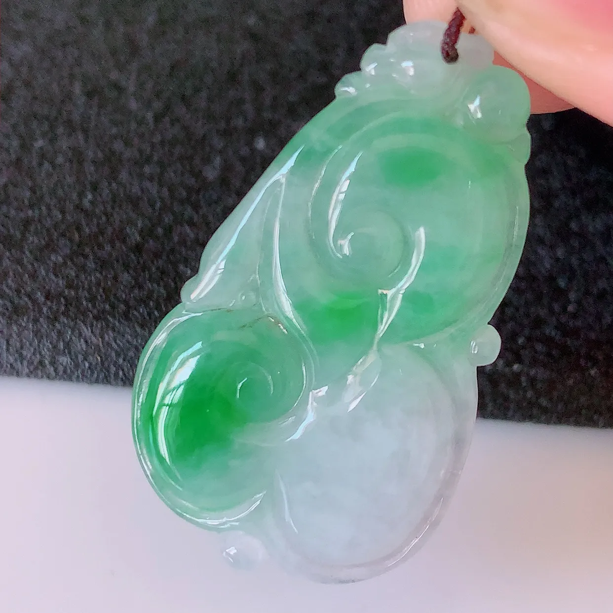 自然光实拍，冰润飘绿翡翠如意吊坠，上身效果非常美，饱满大气，工艺美，万事如意，如意一生，#41.13