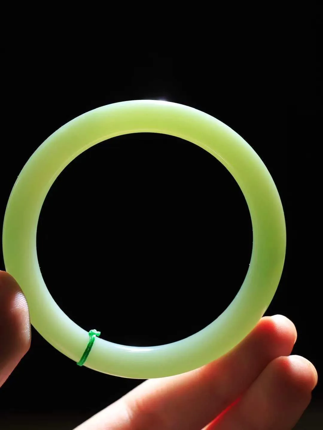 【碧波流转·手镯】

收藏级️和田玉碧玉圆条手镯，玉质细腻温润，手感舒适，️线条流畅，简约大气，美自天成，佩戴于腕间，婉约之美，举手投足间透出那份低调奢华，醉人心扉。
重35.6克 内径圈口57mm尺寸8.3-8.6mm  FDA-13151308