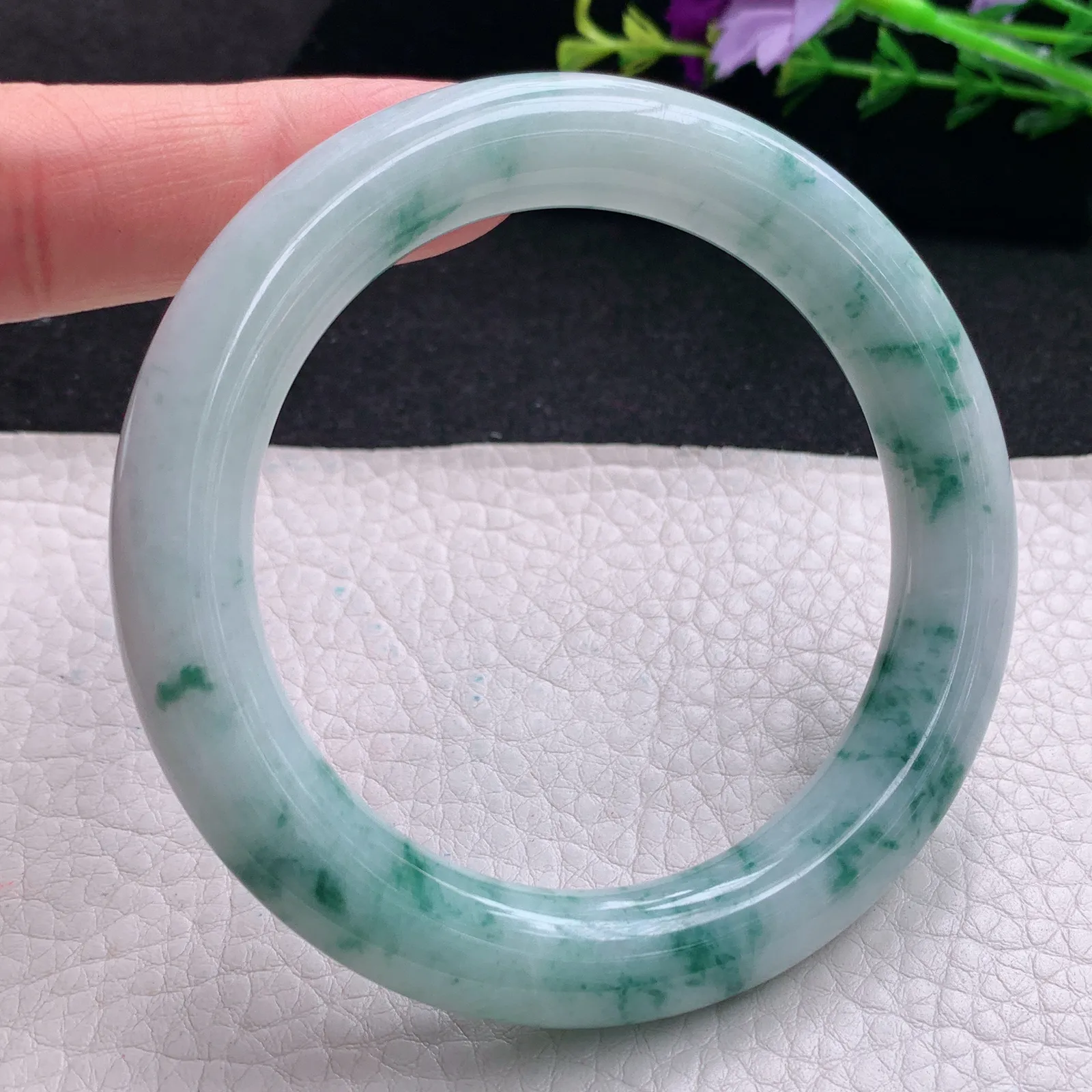 js实拍57*10.8美人镯 天然缅甸翡翠飘花水润玉手镯蓝韵圆条玉手环