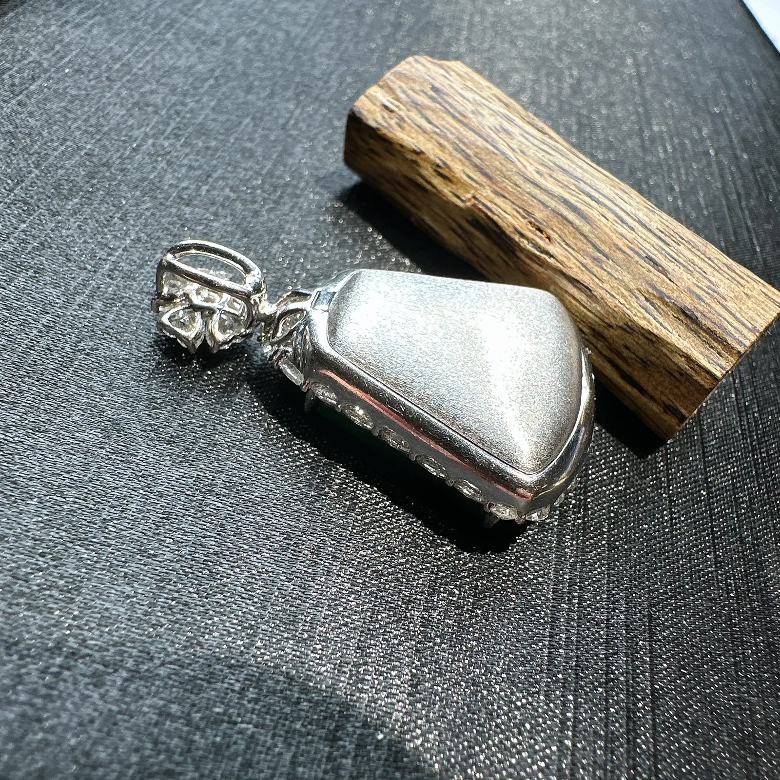 【冰种满绿无事牌】阳绿色泽，种水上乘，通透闪亮，晶莹剔透。18K金钻镶嵌，裸石尺寸18.2*18.9*2.8毫米。