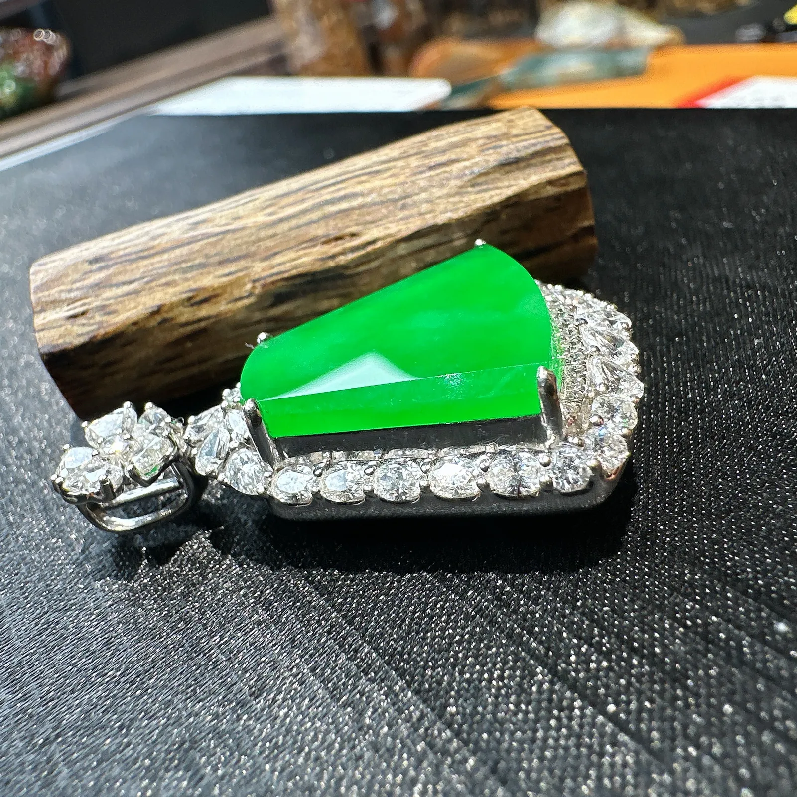 【冰种满绿无事牌】阳绿色泽，种水上乘，通透闪亮，晶莹剔透。18K金钻镶嵌，裸石尺寸18.2*18.9*2.8毫米。