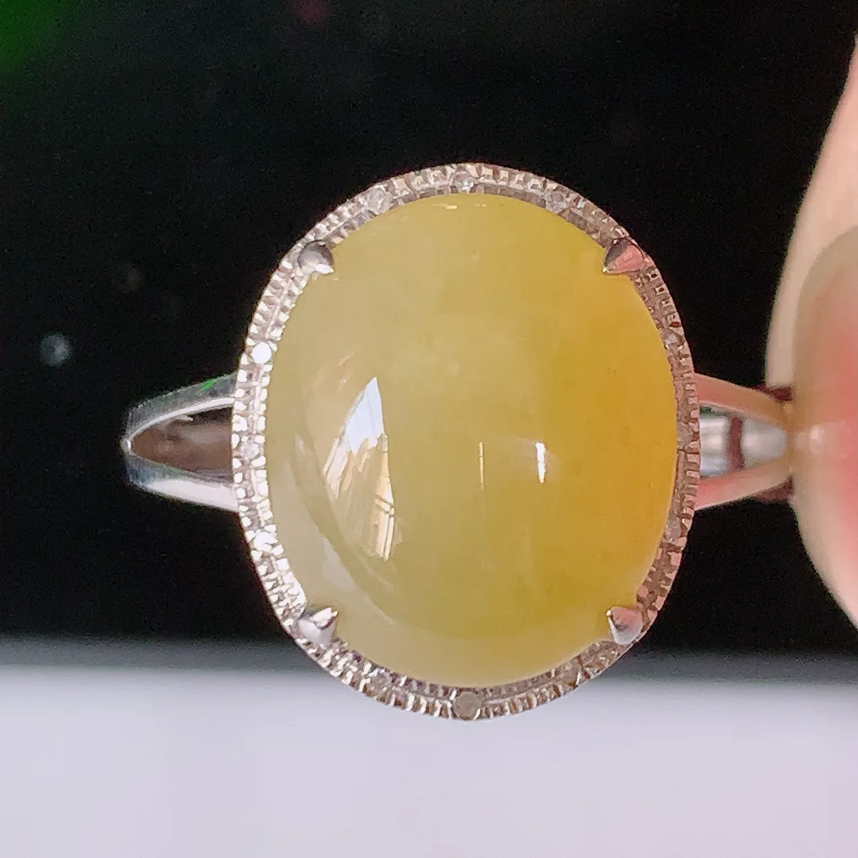 自然光实拍 18K金精工镶嵌冰黄翡翡翠戒指，玉质细腻，翡翠色泽均匀，艳丽饱满，款式高贵大气，圈口，上手亮眼，#00.13戒指整体25-17.2-7.6裸石12.2-10.5