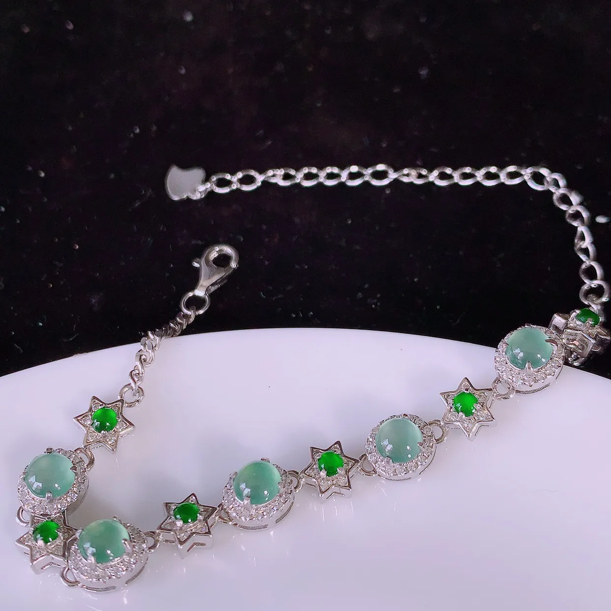 冰透满绿翡翠925银镶嵌手链，自然光实拍，翠色灵动，颜色漂亮，种老水足，品相佳，佩戴佳品！#97.13取一整体7.5*6.5*5.6裸石4.5*4.5