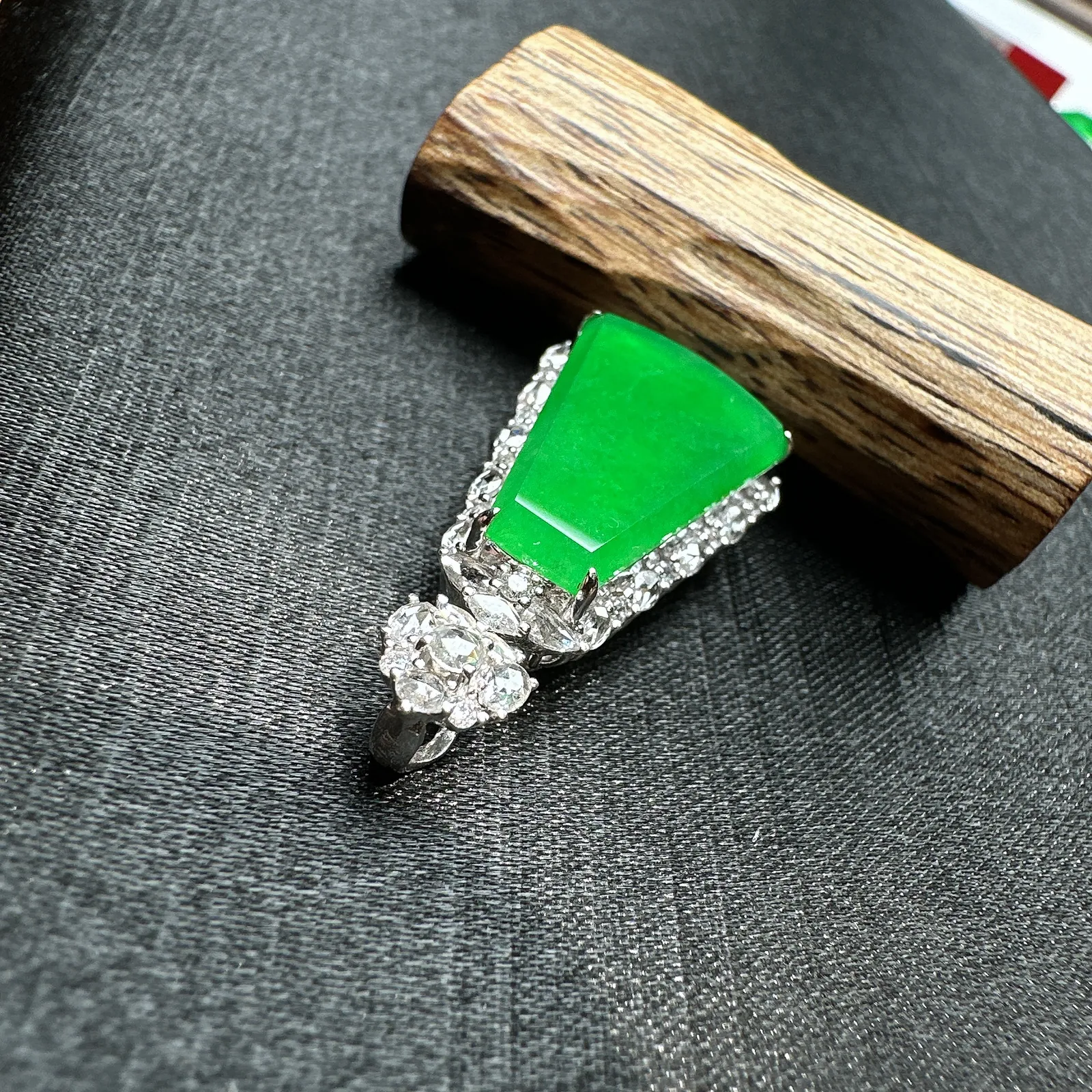 【冰种满绿无事牌】阳绿色泽，种水上乘，通透闪亮，晶莹剔透。18K金钻镶嵌，裸石尺寸18.8*12.2*2.6毫米。