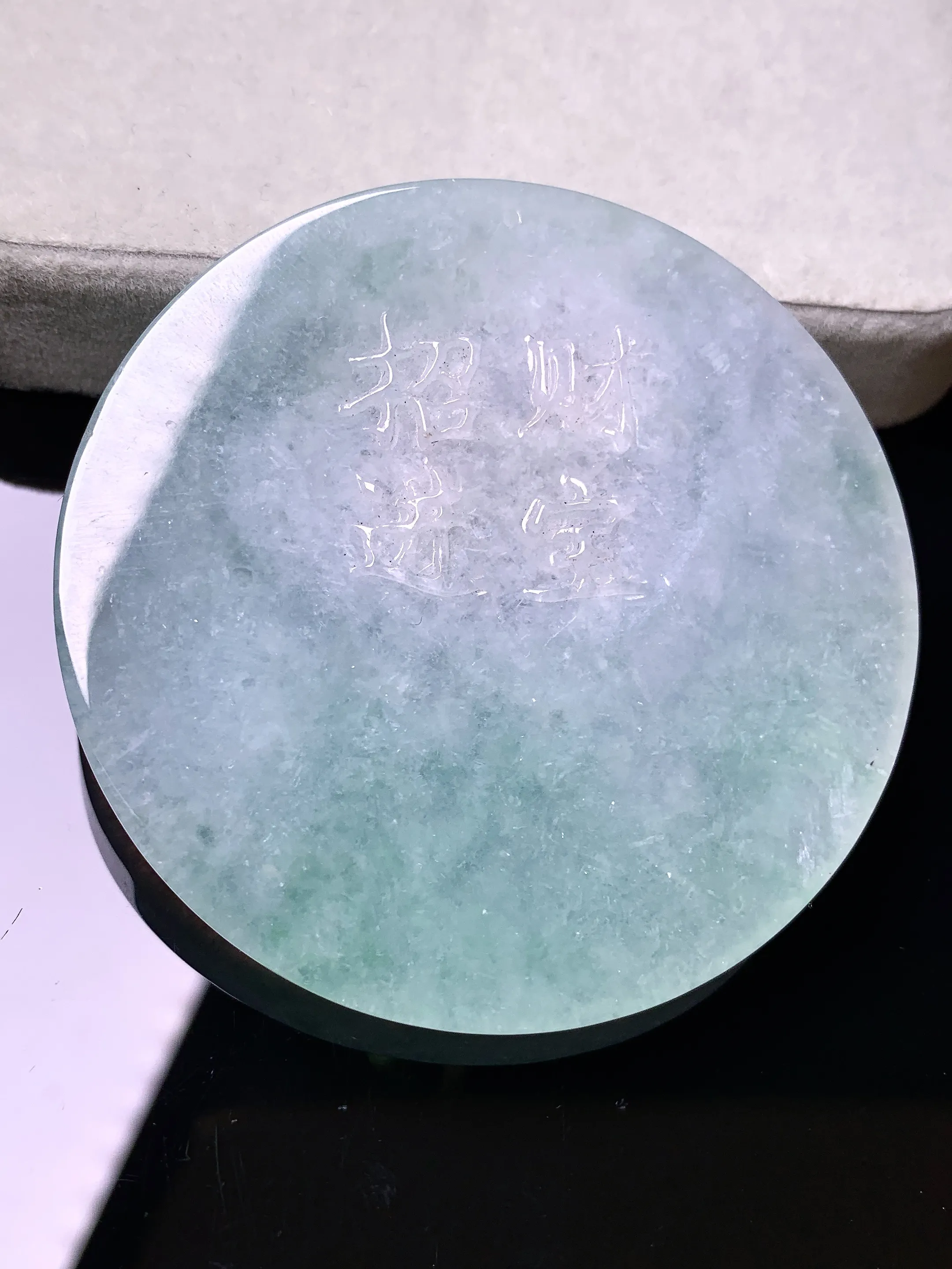 飘花圆牌吊坠 玉质细腻 色泽艳丽清新 整体尺寸57.5*5.2