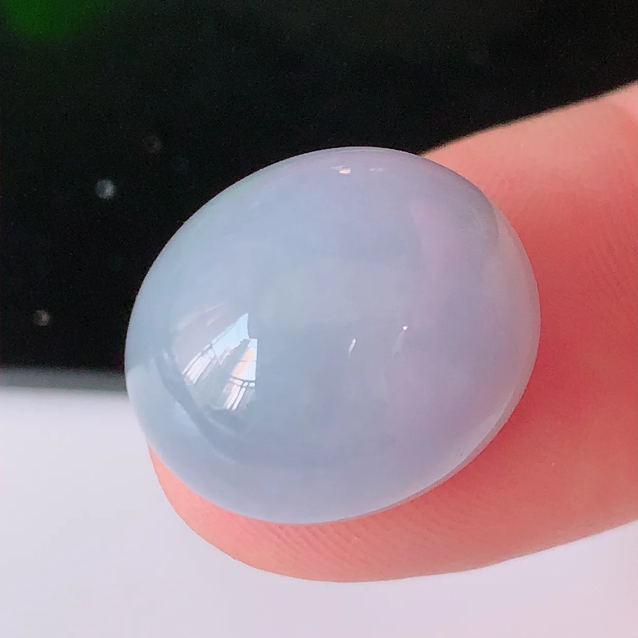 自然光实拍，冰润紫罗兰翡翠戒面，蛋面，翠色灵动，玉质细腻，颜色漂亮，品相佳，镶嵌更靓，佩戴佳品！#00.13尺寸17*14.5*9.8