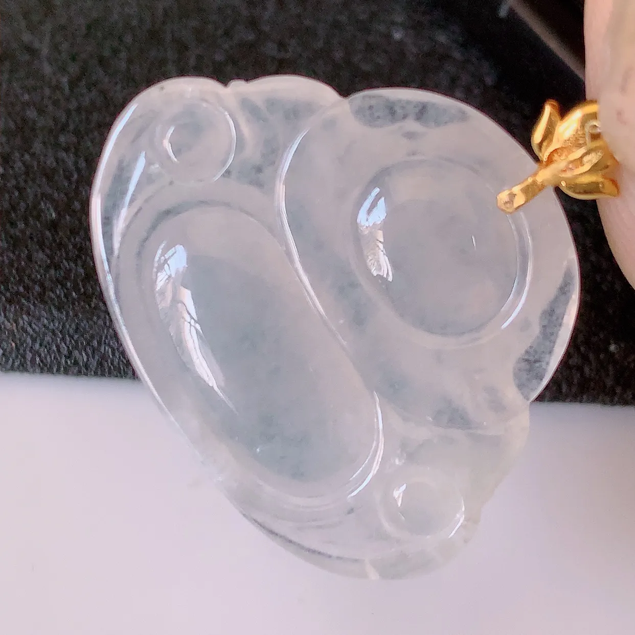 自然光实拍，18K金镶嵌冰种翡翠佛公吊坠，玉笑佛，饱满，开脸喜庆，品佳品，配戴优雅迷人！#41.13