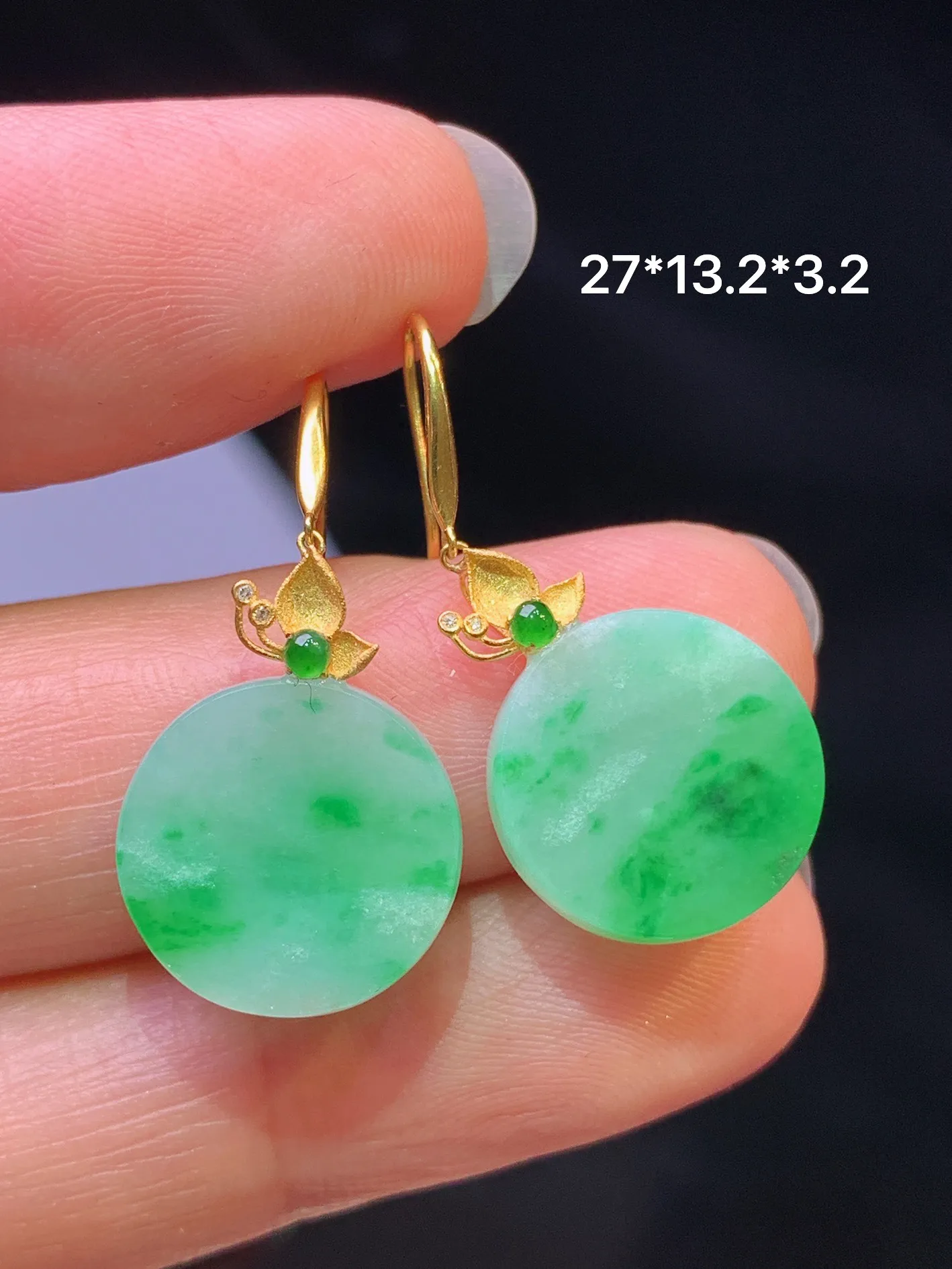 18k金镶嵌飘绿圆牌耳坠 玉质细腻 色泽艳丽清新 整体尺寸27*13.2*3.2