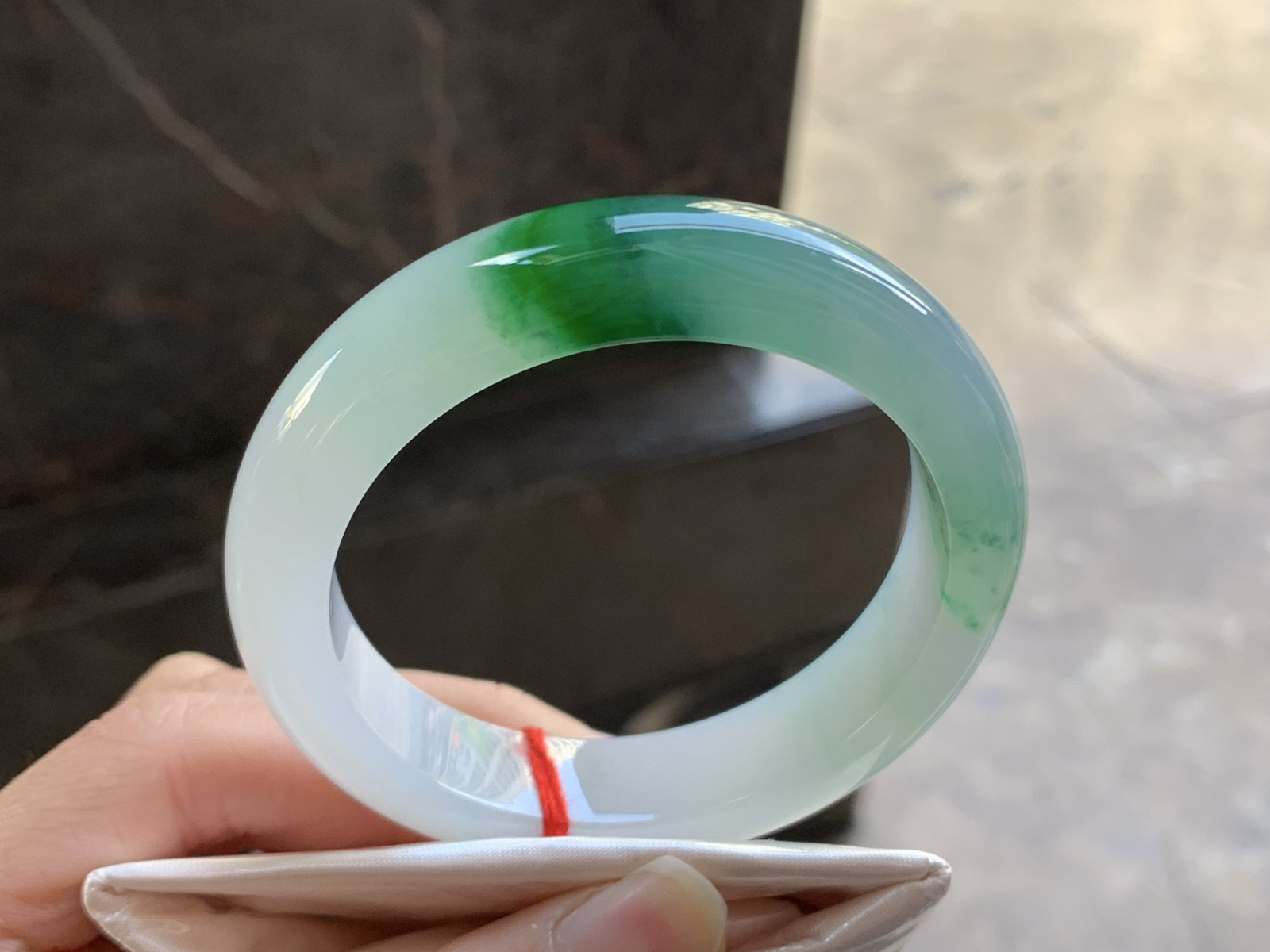 53-13-8.8

辣绿色手镯^_^颜色鲜艳 起光 种水足