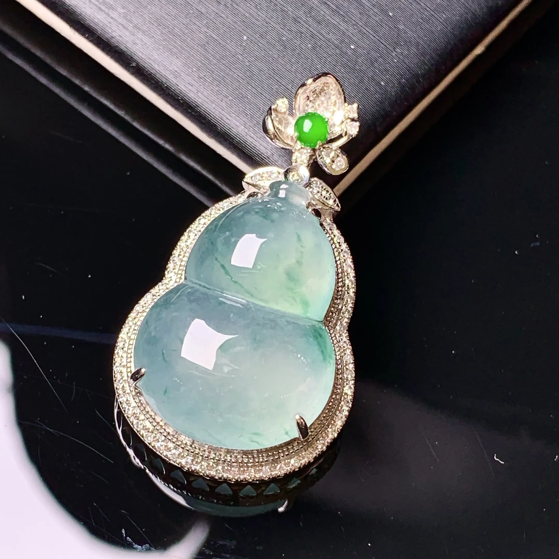 18k金钻镶嵌冰种飘花葫芦吊坠 玉质细腻 色泽艳丽清新 整体尺寸31.6*18*9.8