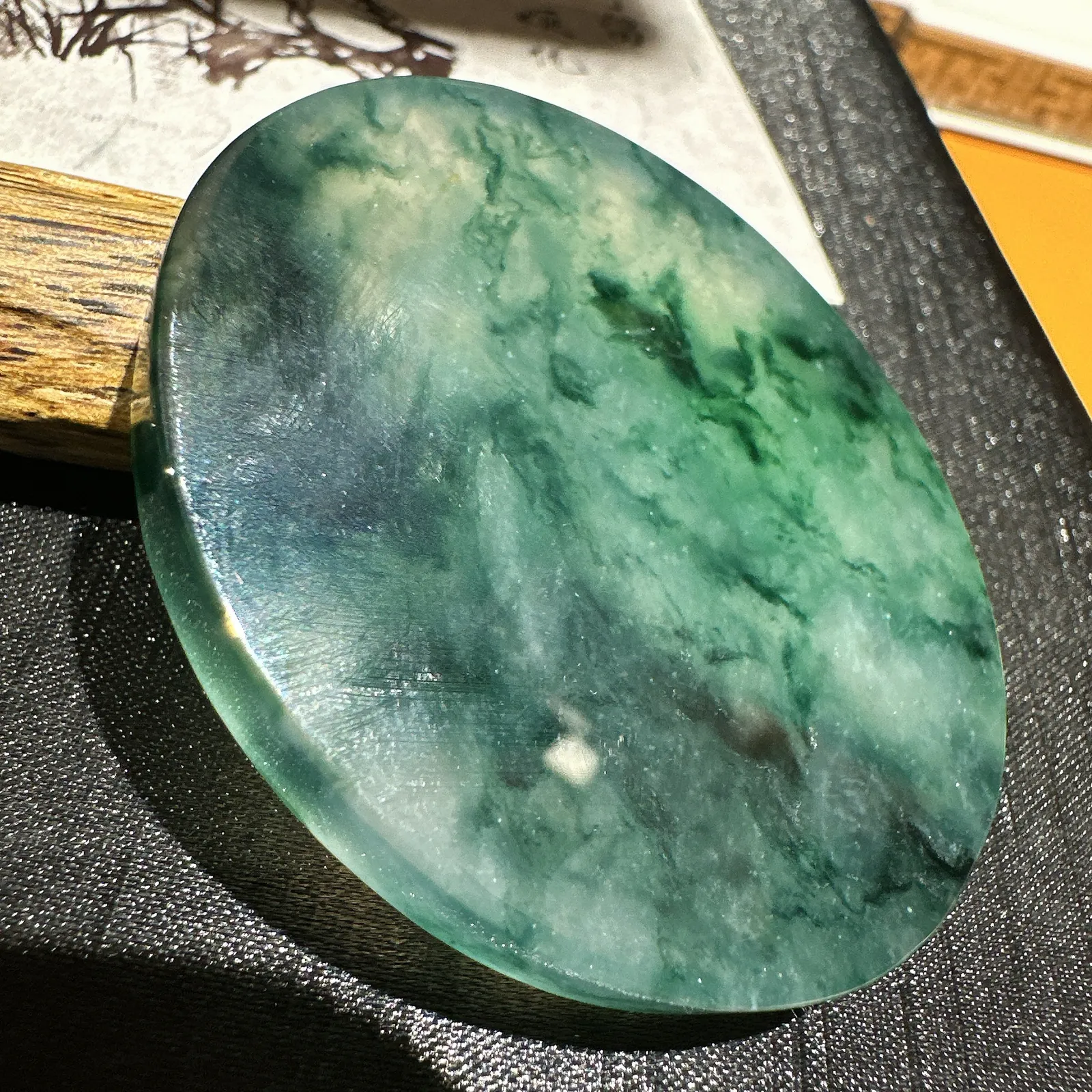 【冰种飘花椭圆无事牌】质地细腻，冰度很足，种老适合佩戴，意境感很强