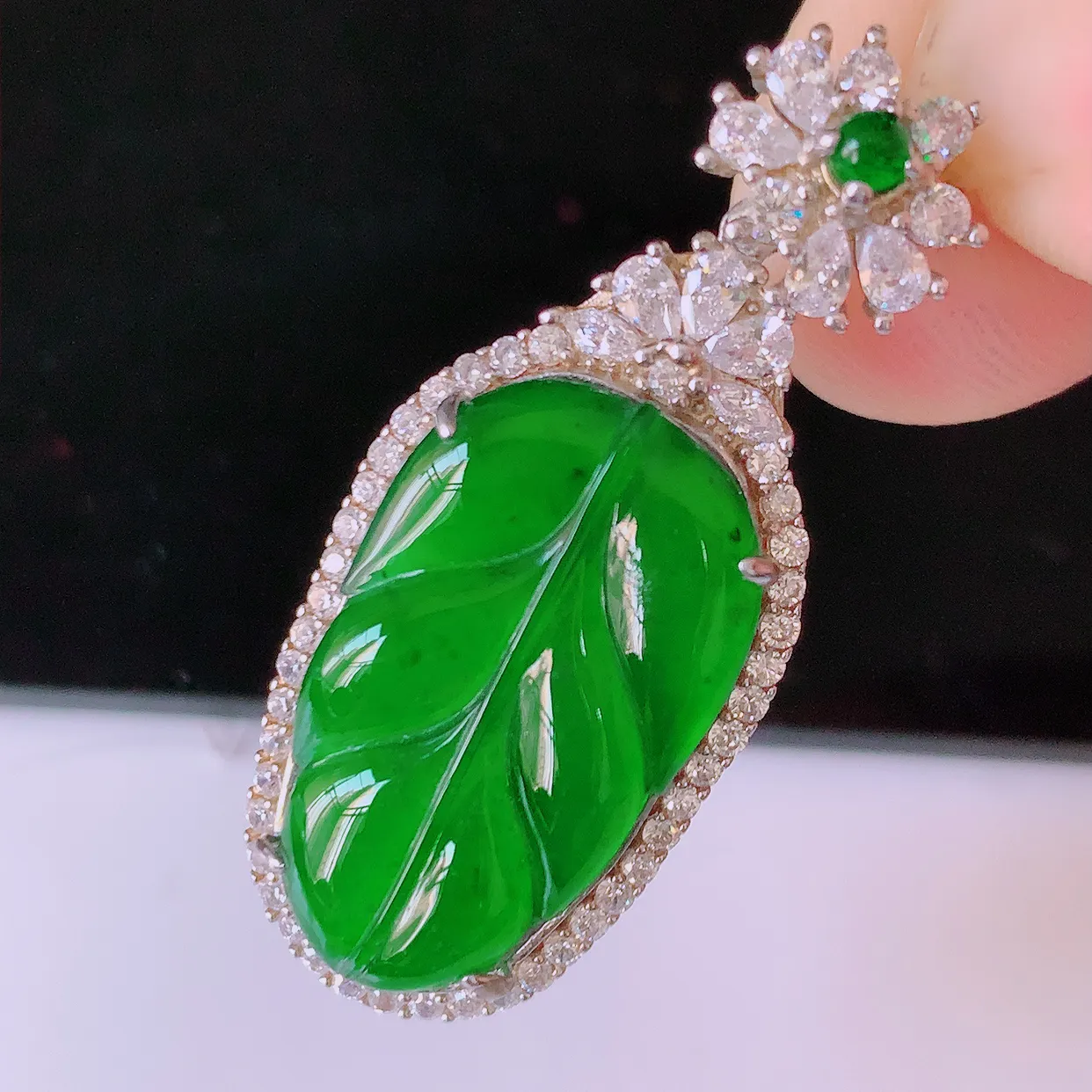 冰透满绿翡翠925银镶嵌叶子吊坠，自然光实拍，翠色灵动，颜色漂亮，种老水足，品相佳，佩戴佳品！#97.13整体37.5-15.8*7.6裸石23*13