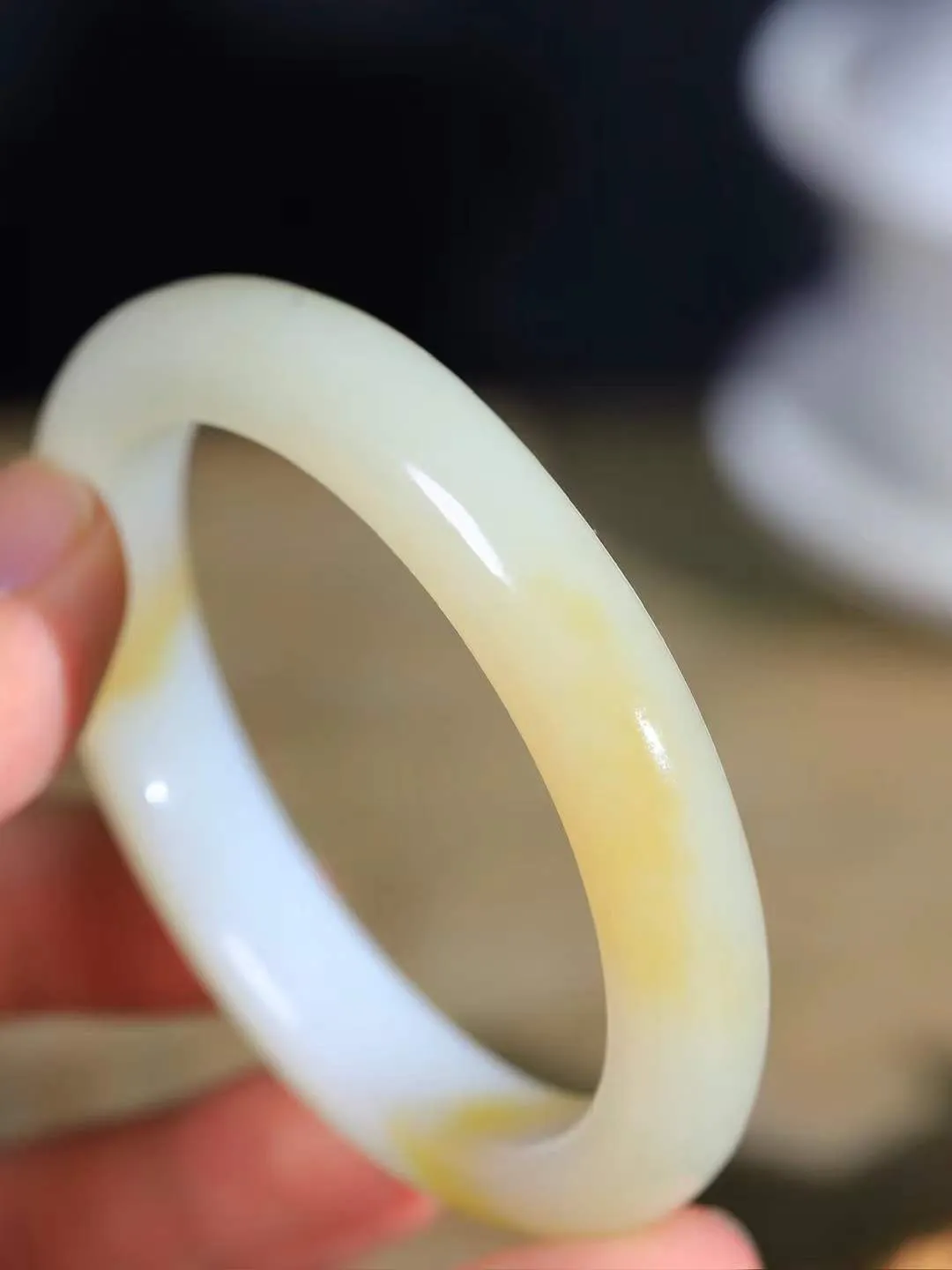 【贵妃镯.玉腕清响】    

精品和田玉糖白玉贵妃镯，玉质温润细腻 油性十足 相传杨贵妃十分喜爱椭圆形态手镯，后人称其为贵妃镯。因其形与人手腕形相吻合，佩戴更服帖，别具妩媚风格。
重48克   正圈内径53.8-50.8mm尺寸11-8.7mm   fDL-10181416