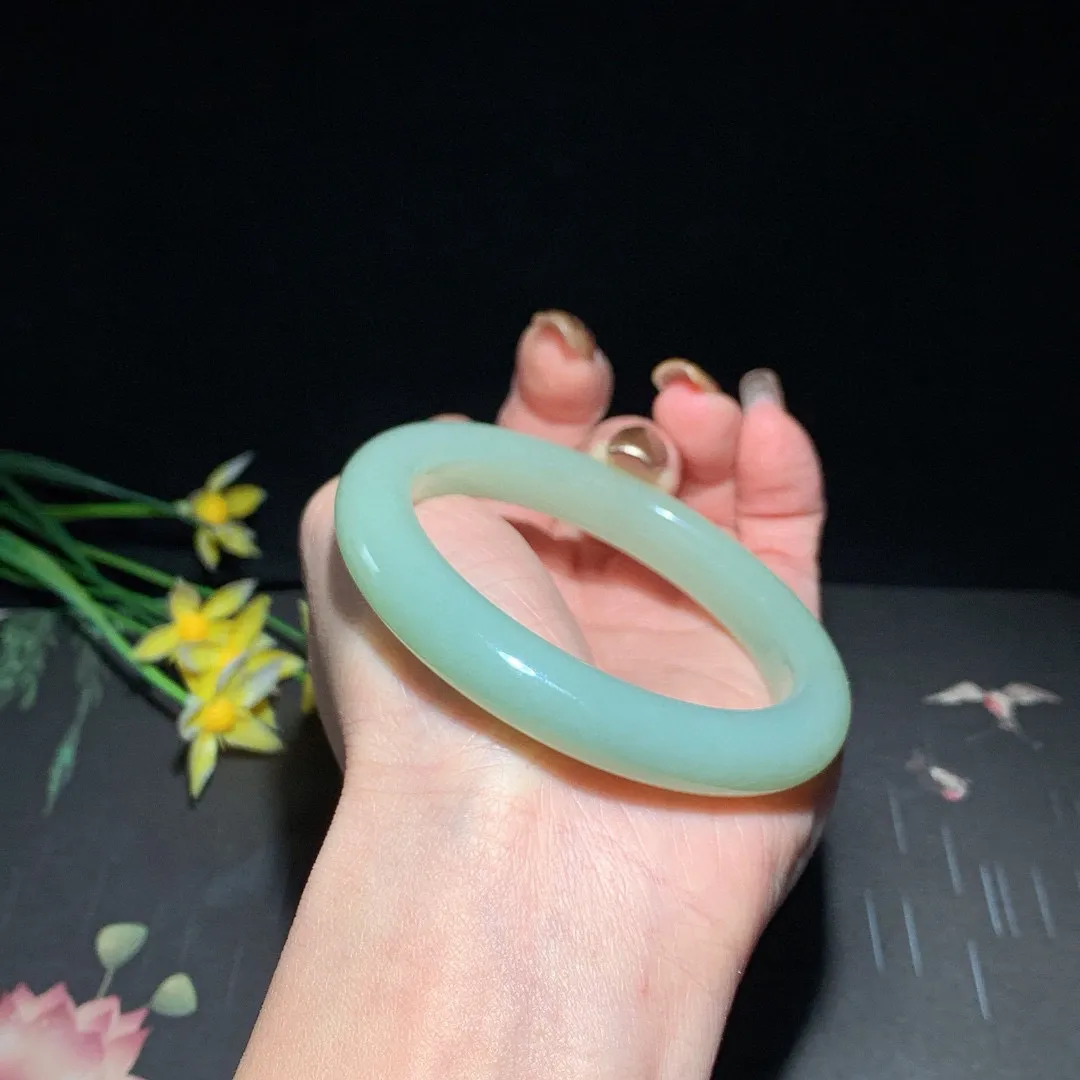 和田玉56圈口且末蓝手镯！玉质细腻油润 底色纯净 无裂无杂 脂粉好，品质高。