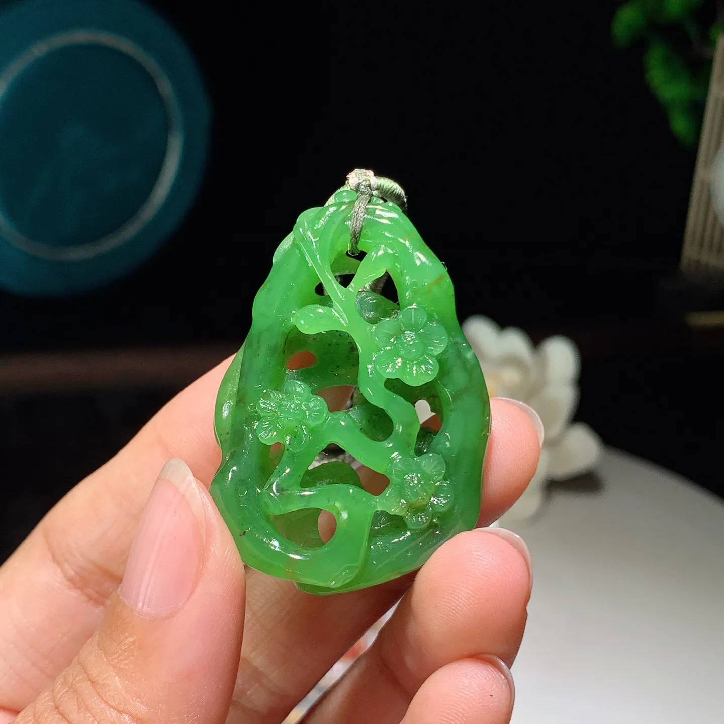 和田玉阳绿俄罗斯碧玉喜上眉梢挂件 尺寸44/30/10重16克 玉质细腻油润 底色纯净 脂粉好，品质好。lt260114