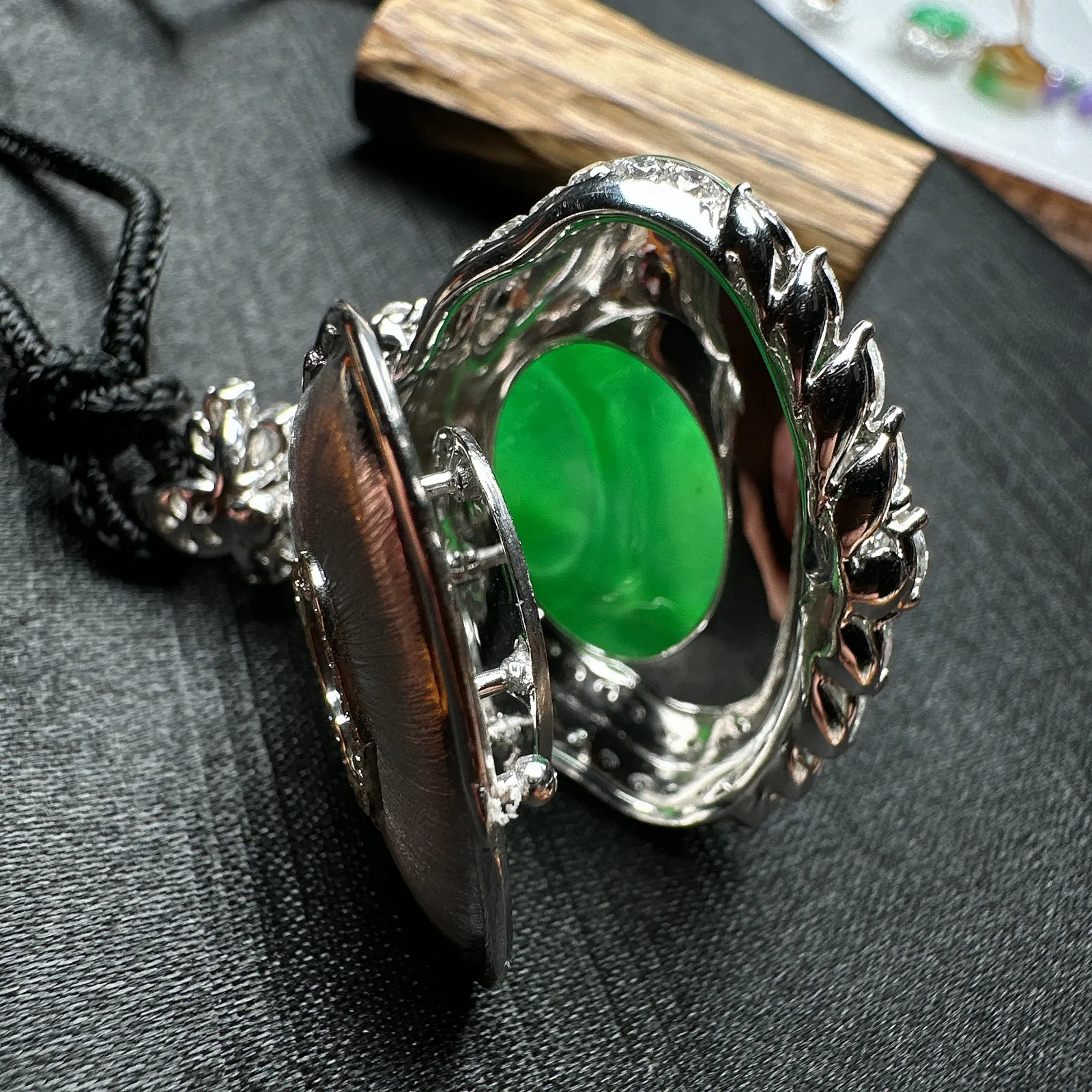 【冰种满绿佛公吊坠】种水上乘，晶莹剔透，纯净通透，莹光感很强。18k金钻镶嵌，裸石尺寸30*20*6