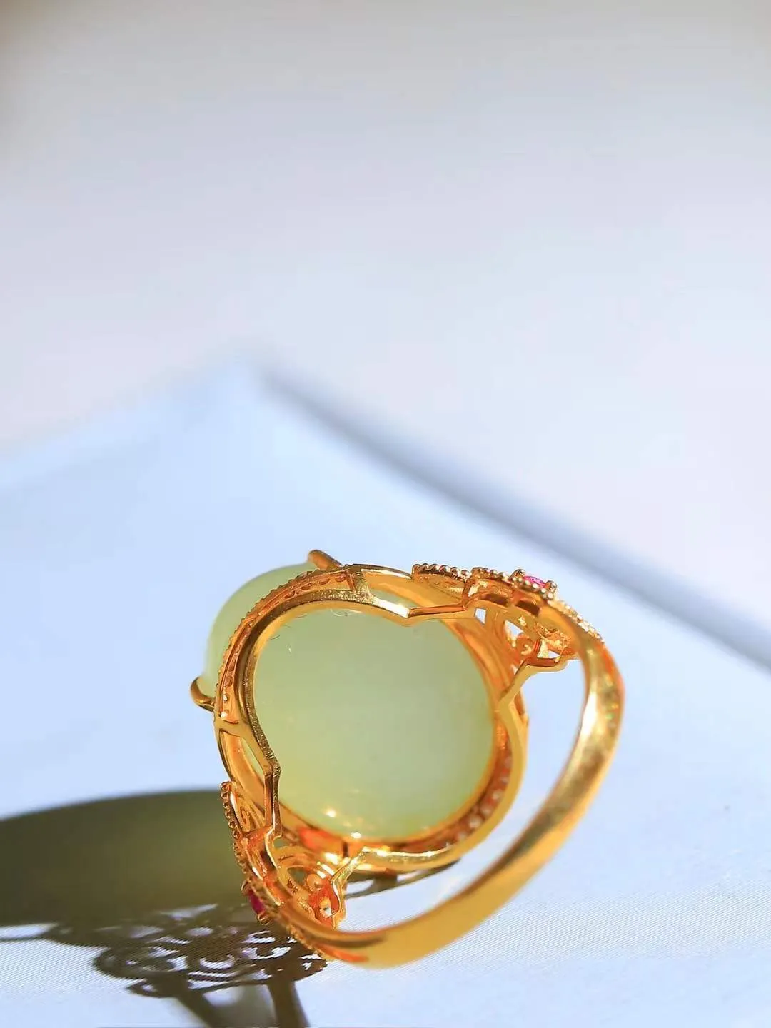 【金镶玉.戒指】

精品和田玉黄口18k金镶嵌戒指 玉质细腻温润 油性十足 ，不论时光如何流转变化，这枚戒指始终闪耀着最初的光芒。精工镶嵌18K金 （保真金 可检测贵金属18K金） 重5克 尺寸17.5-16-12mm 78171355A