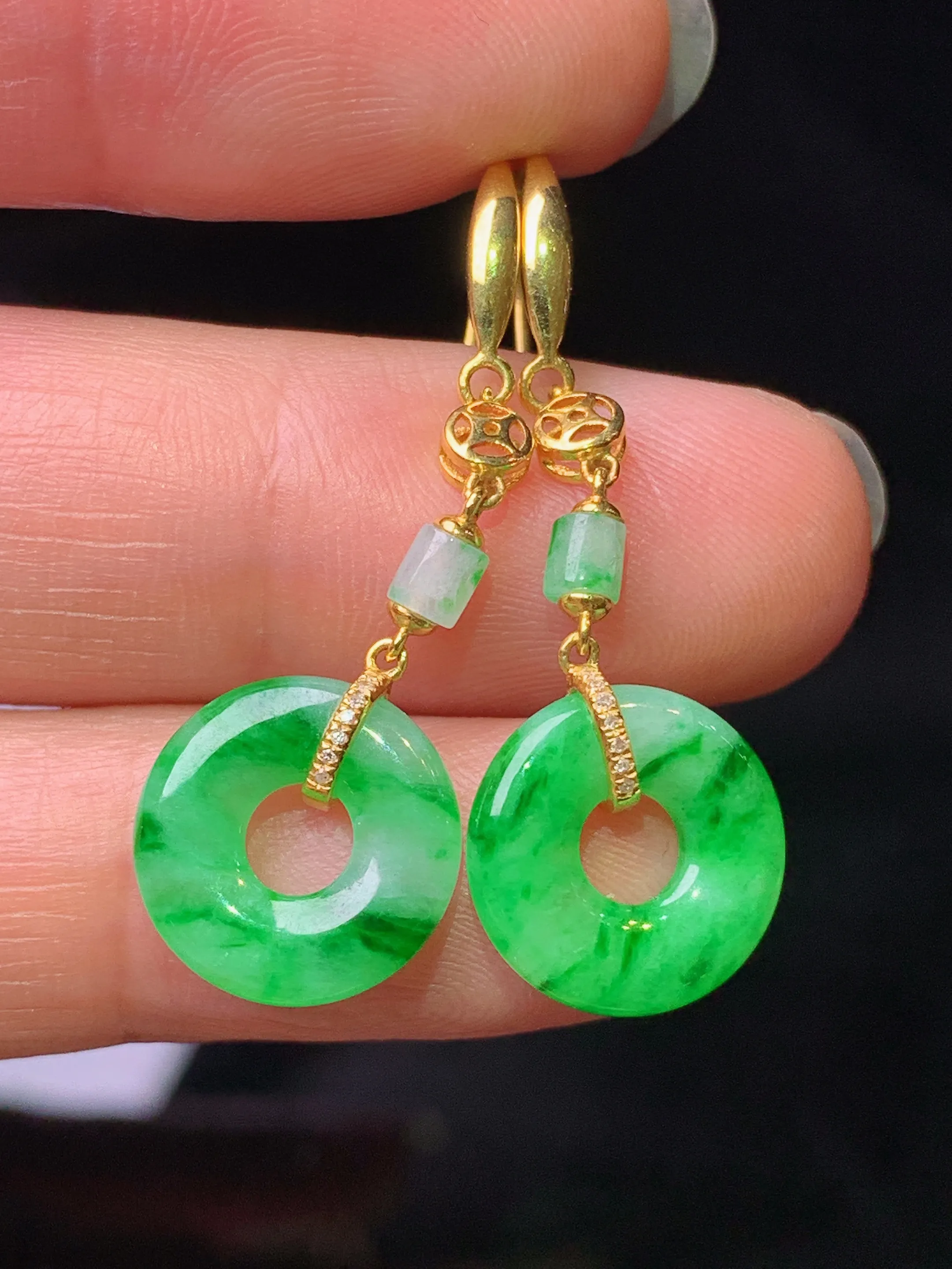 18k金钻镶嵌翠绿平安环耳坠 玉质细腻 色泽艳丽清新 整体尺寸33.8*12*2.8