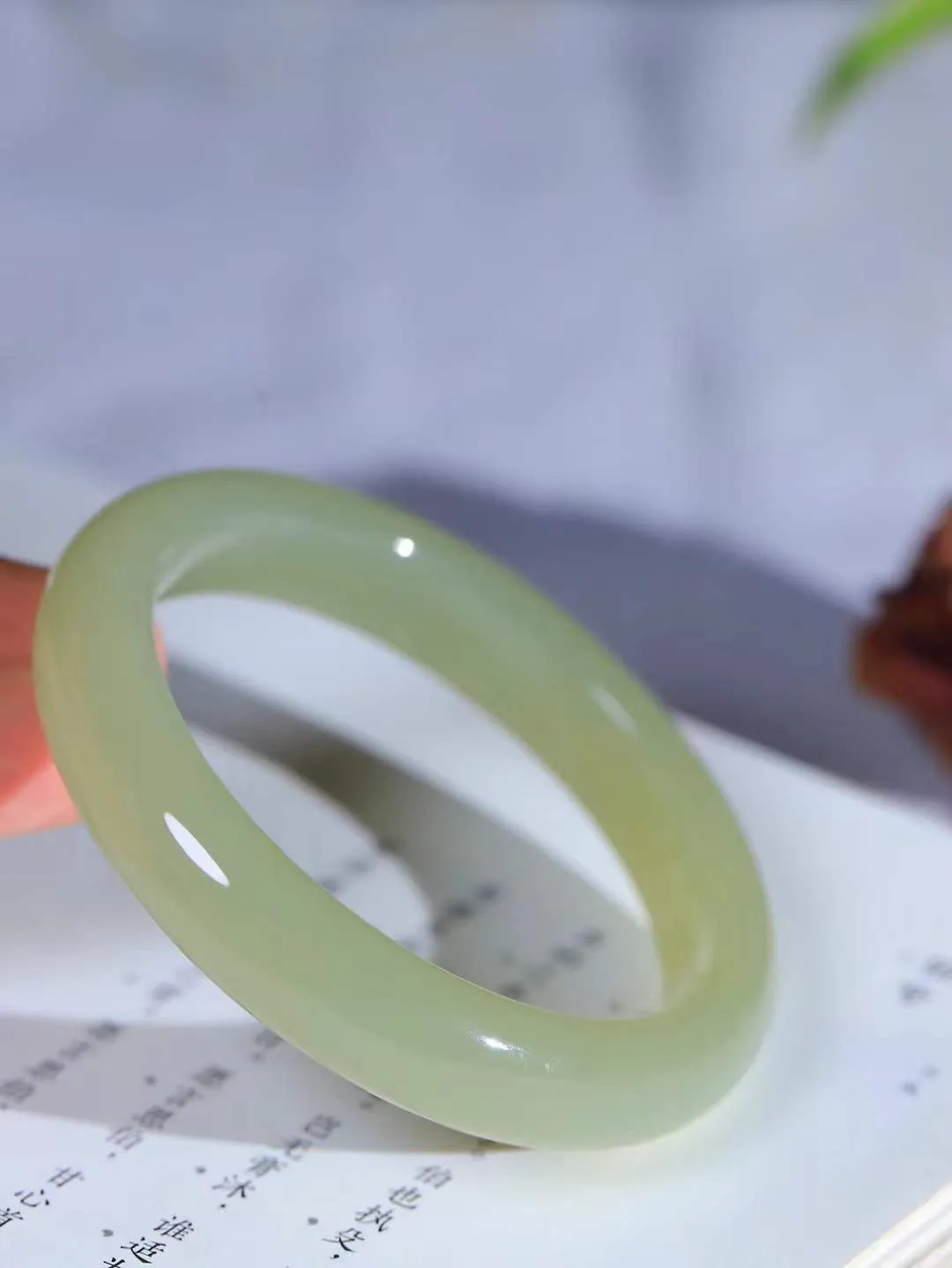 【情有独钟.手镯】

精品和田玉晴水手镯 玉质温润细腻 油性十足 手感舒适，高华雅逸，线条流畅，简约大气，美自天成，素雅高贵。佩戴于腕间，婉约之美，举手投足间透出那低调奢华。重58.8克 内径58.5mm 尺寸12.6-9.1mm   FDA-79191451