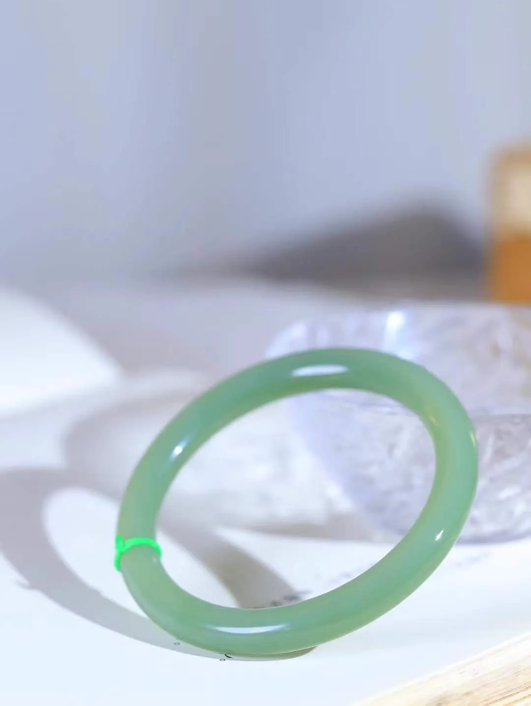 【碧波流转·手镯】

收藏级️和田玉碧玉圆条手镯，玉质细腻温润，手感舒适，️线条流畅，简约大气，美自天成，佩戴于腕间，婉约之美，举手投足间透出那份低调奢华，醉人心扉。
重35.6克 内径圈口57mm尺寸8.3-8.6mm  FDA-13151308